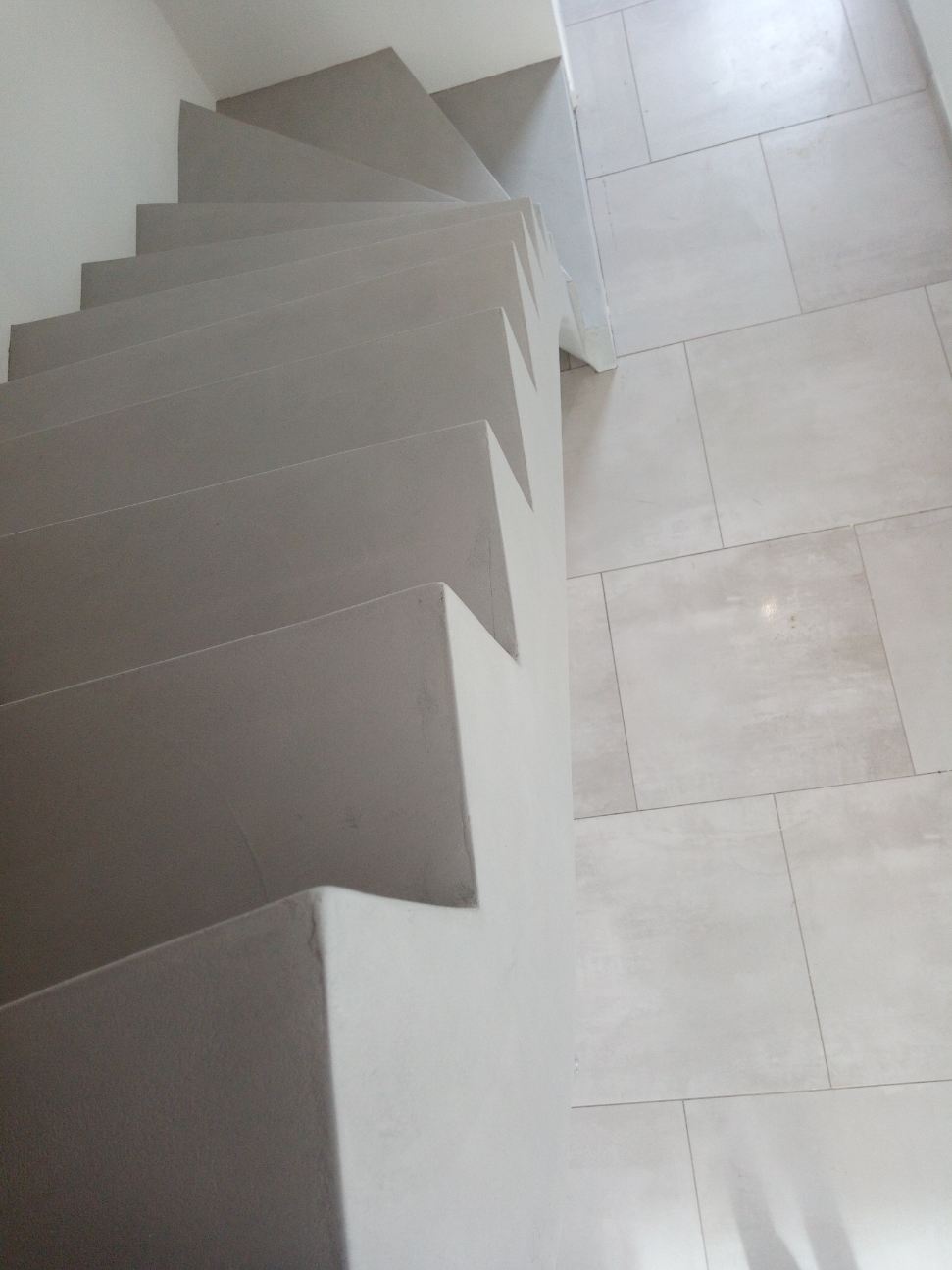 marches droites d'un escalier en béton ciré