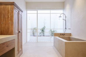 salle de bain design en bois et béton ciré