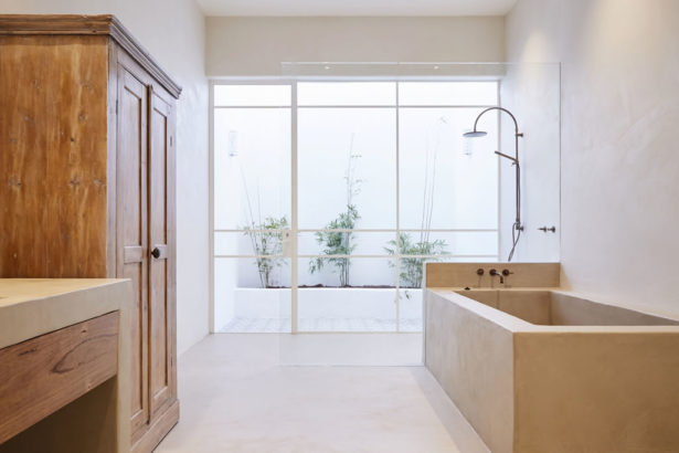 salle de bain design en matière bois et béton ciré - Scal'in Béton ciré