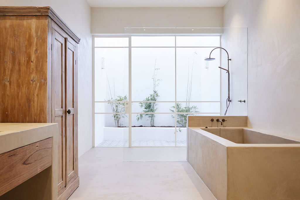 salle de bain design en bois et béton ciré