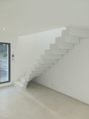 audacieux  escalier crémaillère d'un salon en béton ciré vernis mat couleur everest a montpellier  pour un particulier