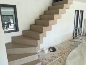 elégant escalier crémaillère deux quart tournant en béton ciré couleur seigle à avignon pour un particulier