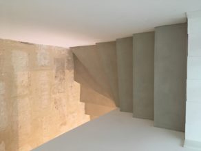 magnifique escalier à paillasse sur mesure en béton ciré couleur corde  pour un particulier