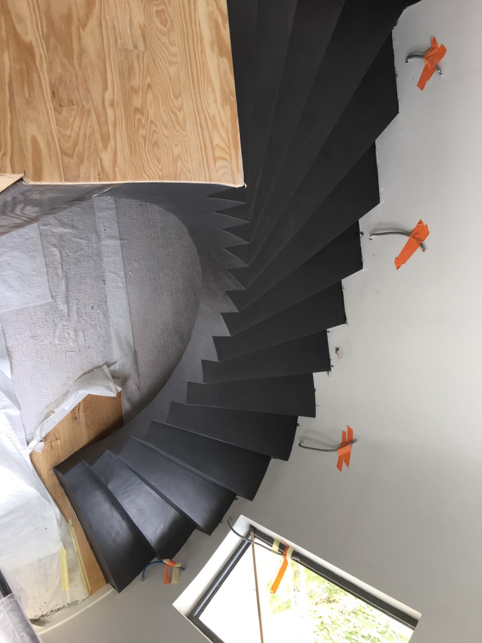 remarquable escalier hélicoïdal esthétique habillé en béton ciré couleur platinium toulouse pour un particulier