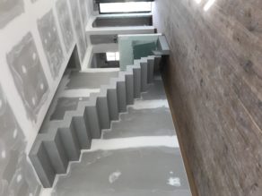 superbe escalier crémaillère contemporain en béton ciré vernis mat couleur argent villenave d ornon pour un constructeur