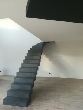 audacieux  escalier crémaillère contemporain en béton ciré vernis mat couleur alchimie  pour un particulier