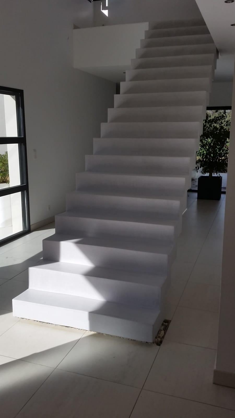 elégant escalier crémaillère avec effet flottant habillé en béton ciré couleur gris cendré à toulouse pour un particulier