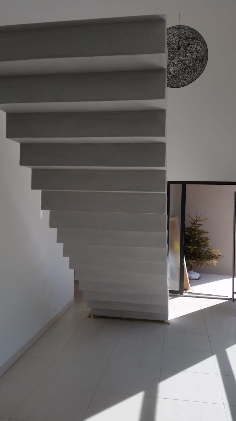 elégant escalier crémaillère avec effet flottant habillé en béton ciré couleur gris cendré à toulouse pour un particulier
