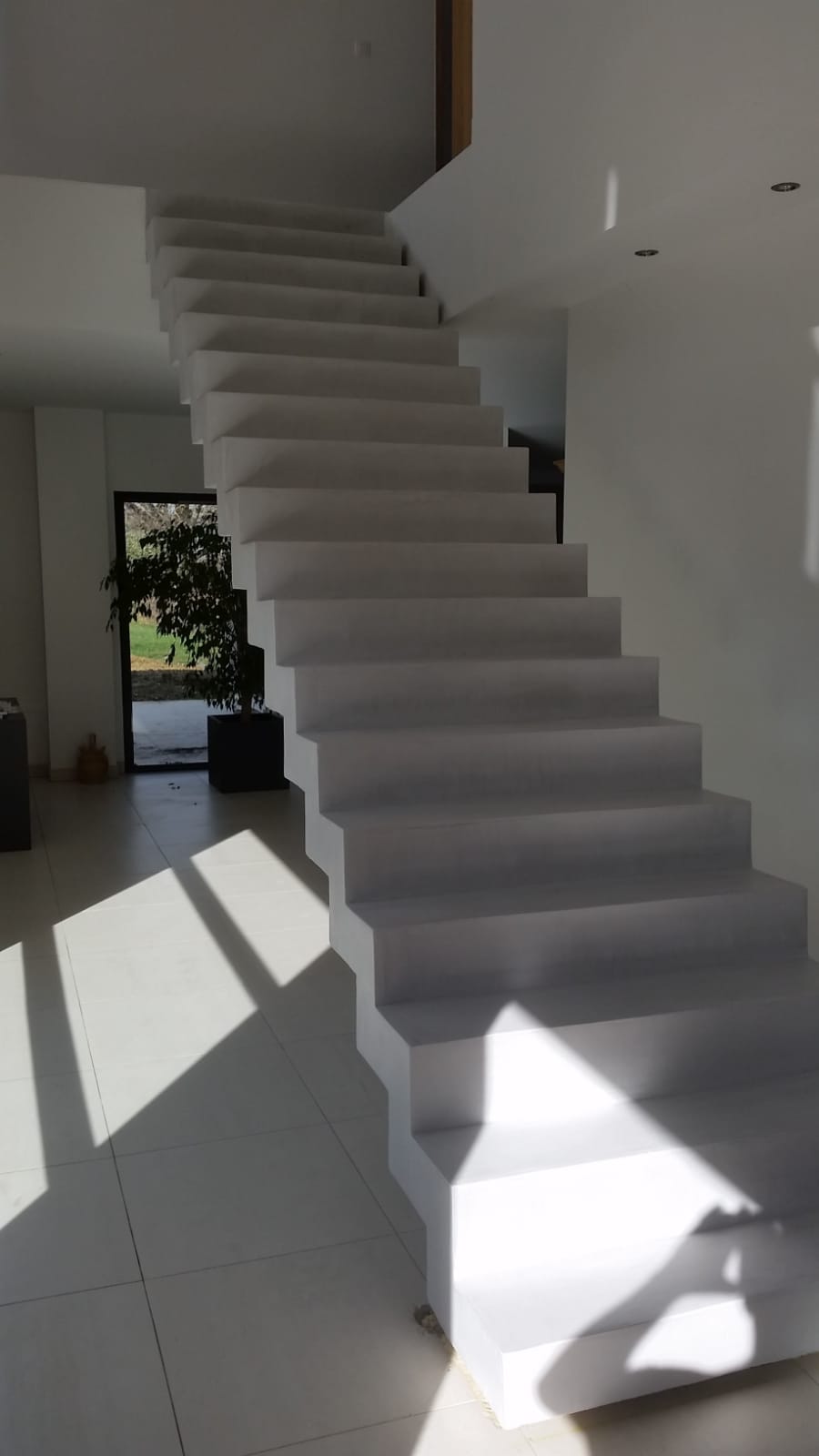 elégant escalier crémaillère avec effet flottant habillé en béton ciré couleur gris cendré à toulouse pour un particulier