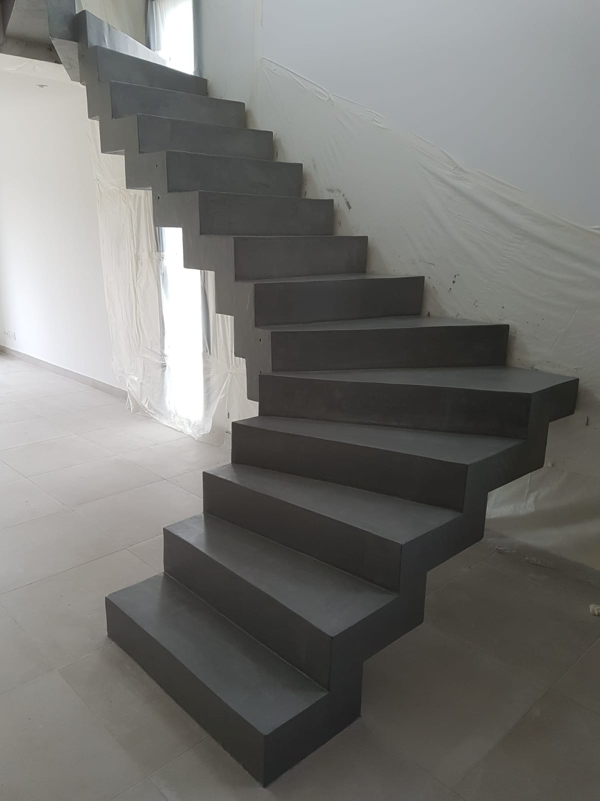 magnifique escalier crémaillère deux quart balancé en béton ciré vernis mat couleur platinium à toulouse pour un particulier