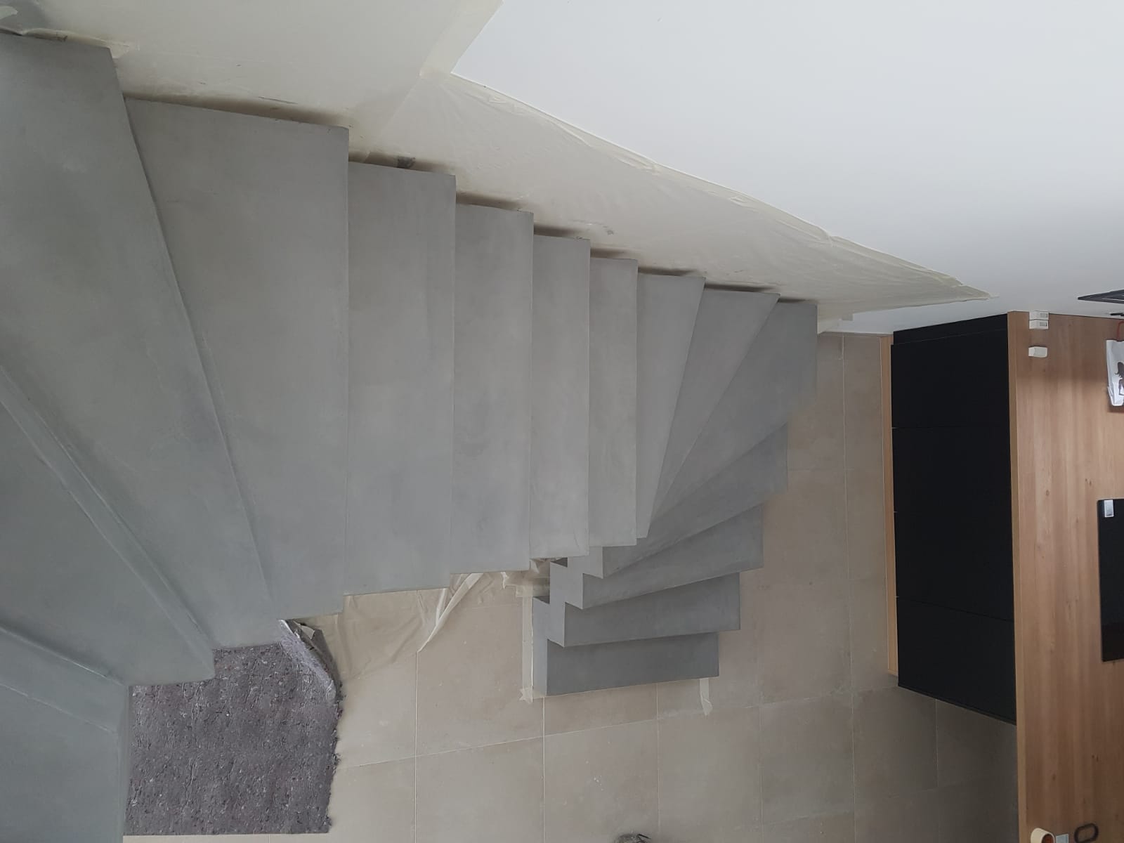 magnifique escalier crémaillère deux quart balancé en béton ciré vernis mat couleur platinium à toulouse pour un particulier