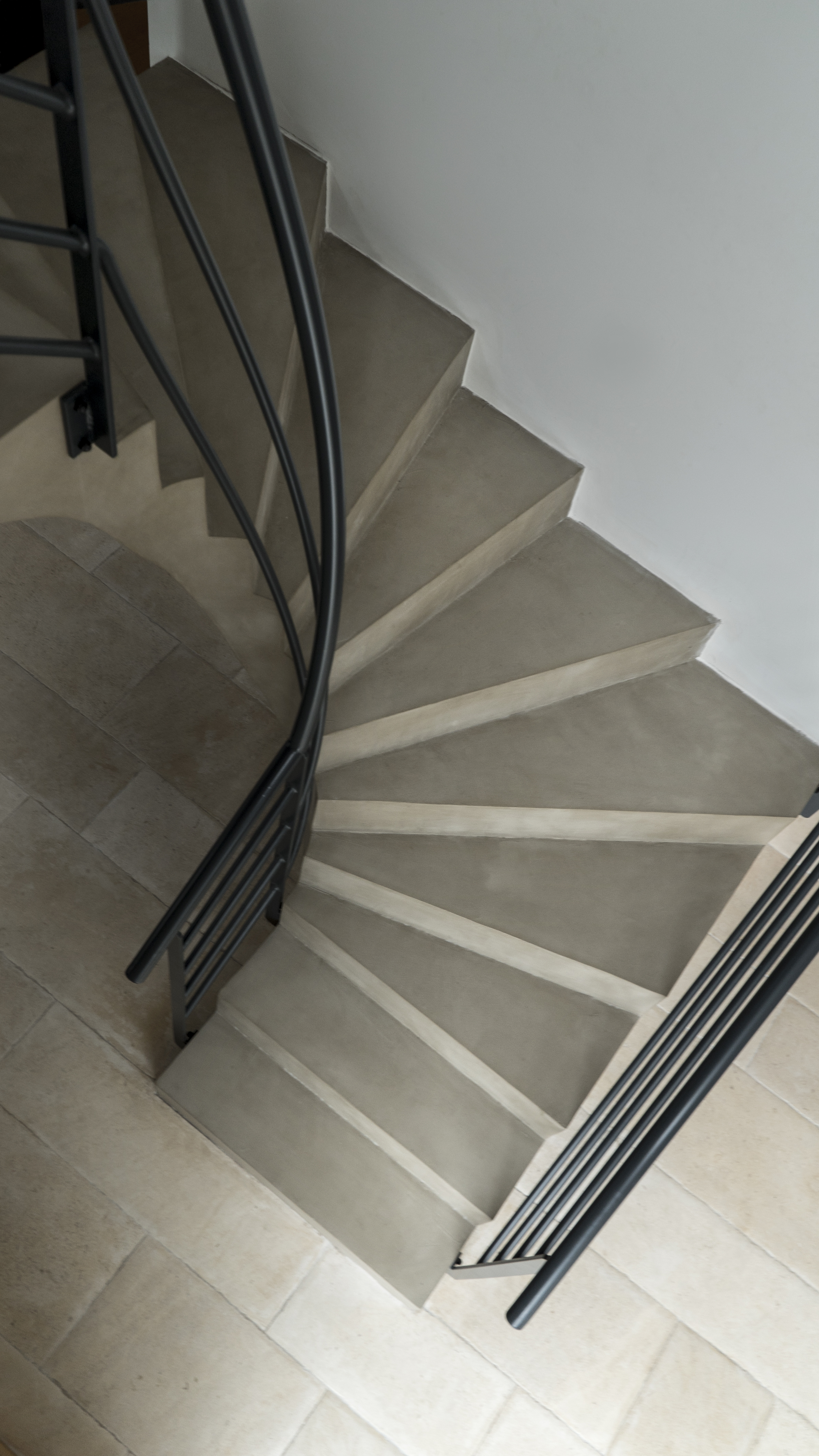 magnifique volée balancée d'un escalier à paillasse en béton ciré vernis mat couleur vésuve à villenave dormon pour un particulier