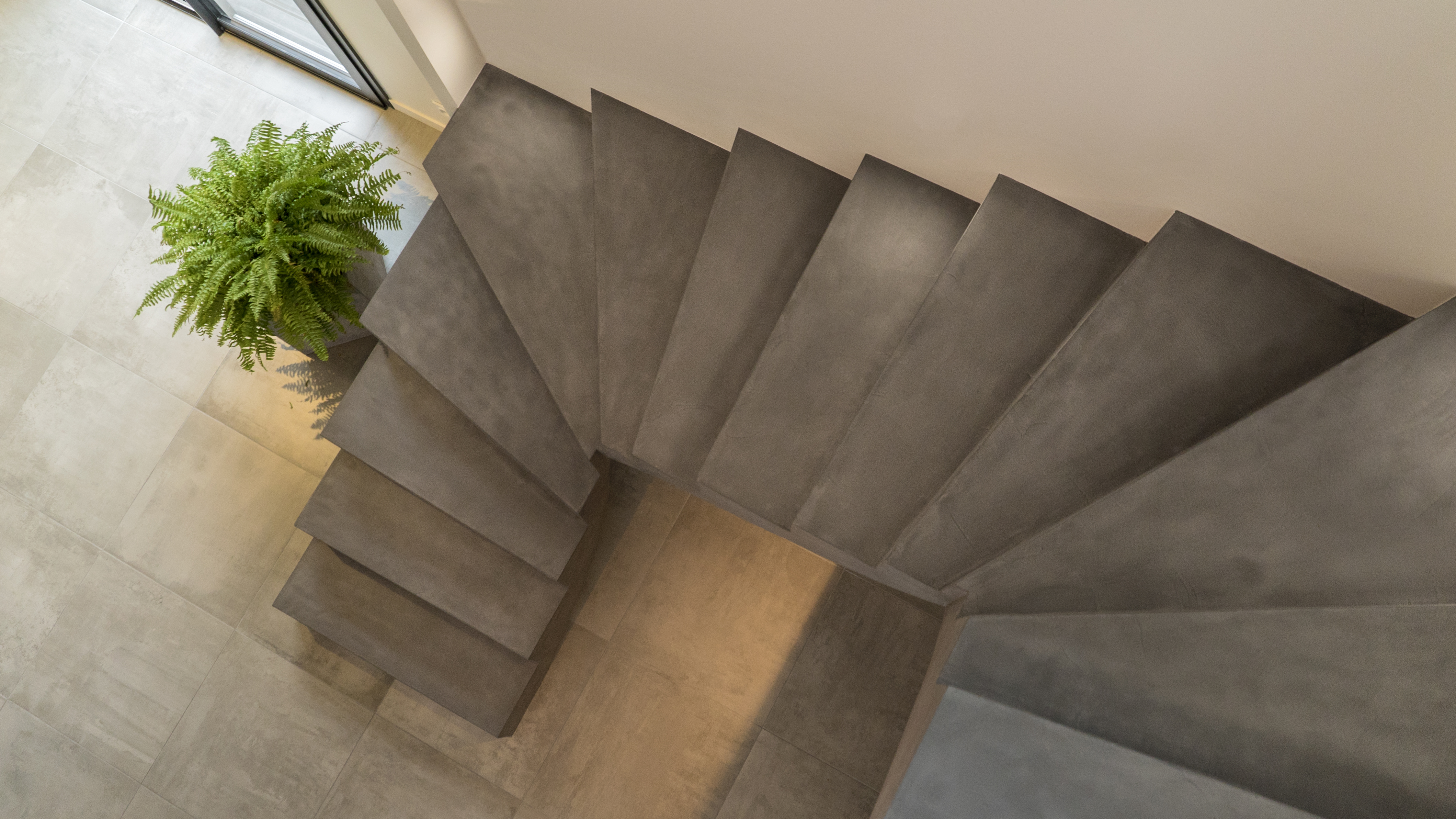 majestueux escalier à paillasse architectural en béton ciré vernis mat couleur gris orbital à bordeaux pour un particulier