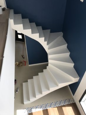 somptueux escalier à paillasse deux quart tournant en béton ciré couleur everest blanc à Bordeaux pour un particulier