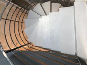 somptueux escalier à paillasse hélicoïdal en béton ciré couleur gris souris  pour un architecte