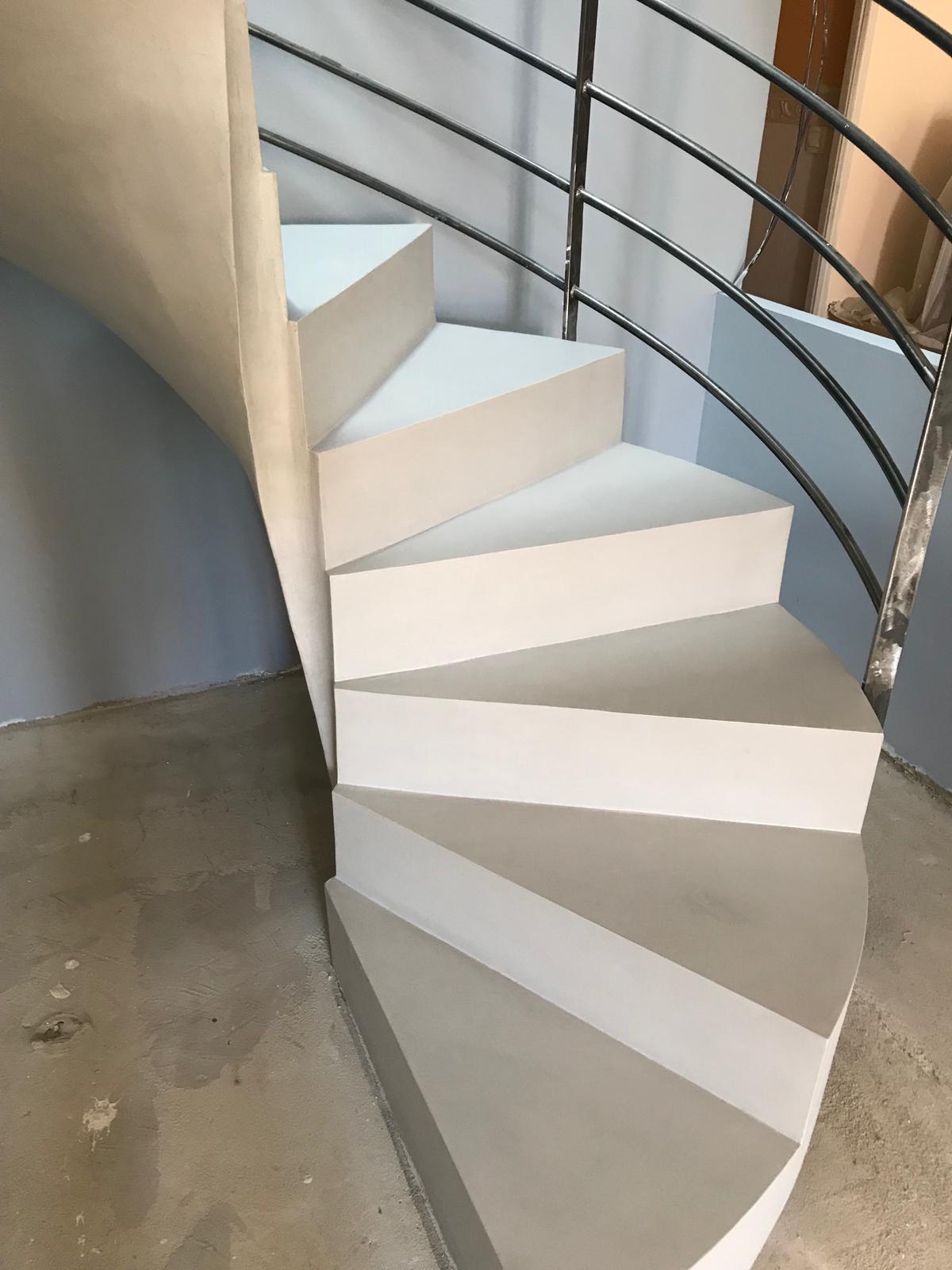 somptueux escalier à paillasse hélicoïdal en béton ciré couleur gris souris pour un architecte