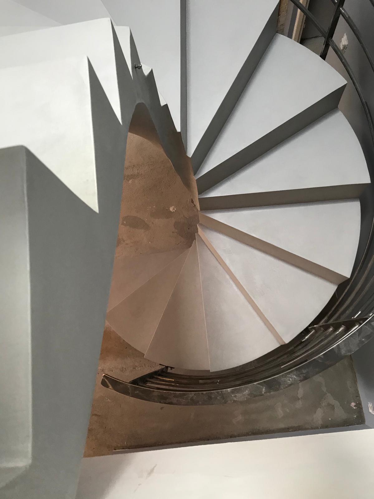 somptueux escalier à paillasse hélicoïdal en béton ciré couleur gris souris pour un architecte
