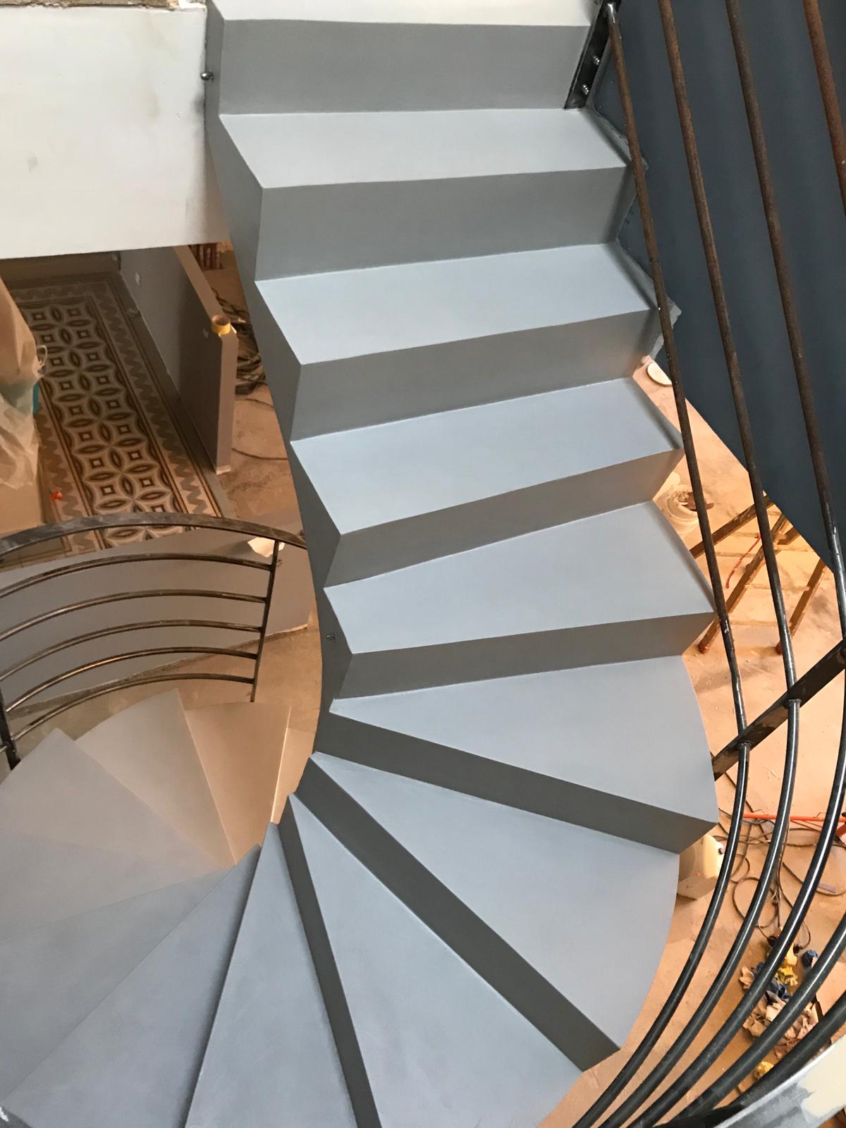 somptueux escalier à paillasse hélicoïdal en béton ciré couleur gris souris pour un architecte