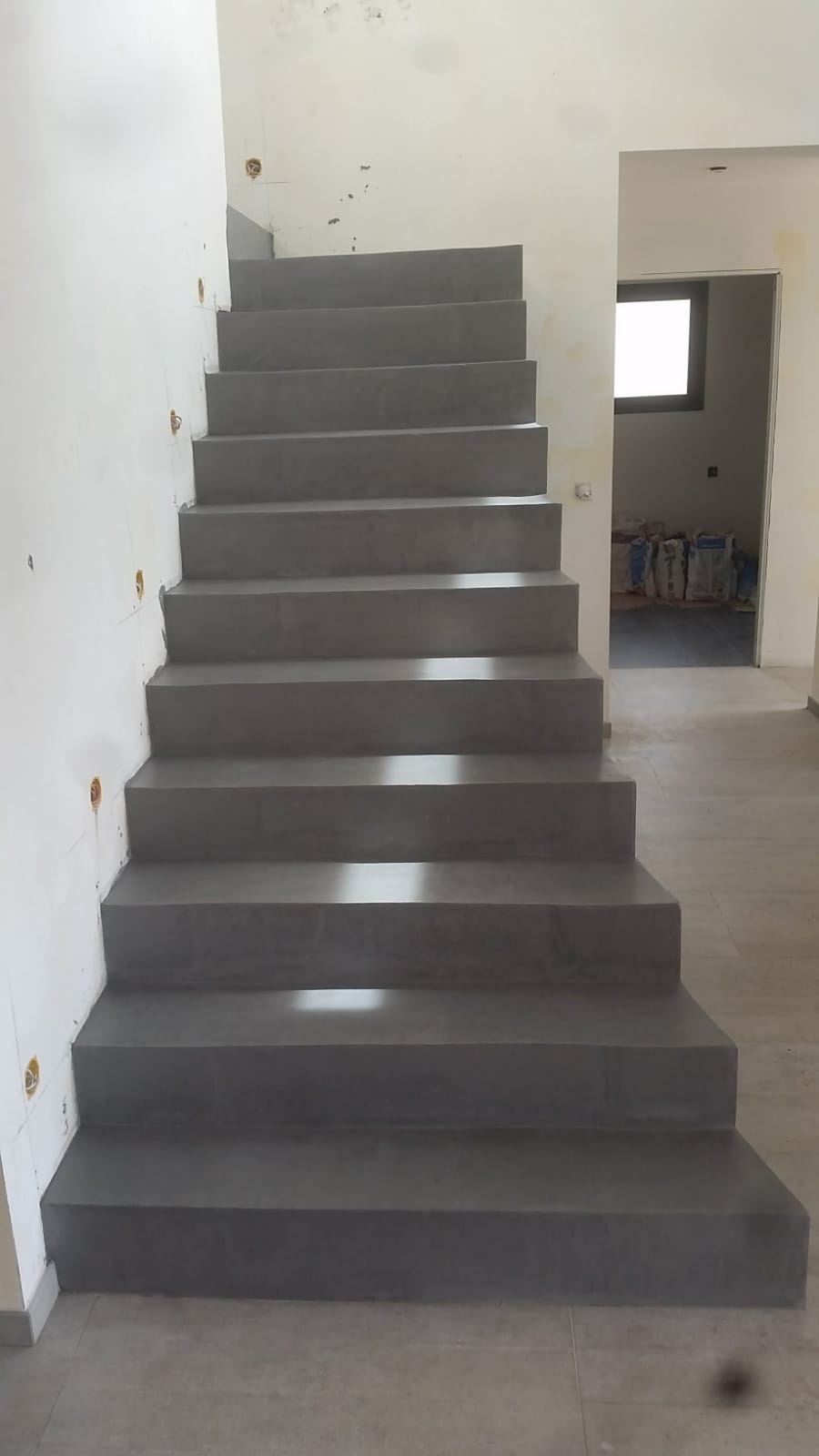 splendide escalier crémaillère avec palier intermédiaire en béton ciré couleur platinium à rodez en midi pyrénées pour un particulier