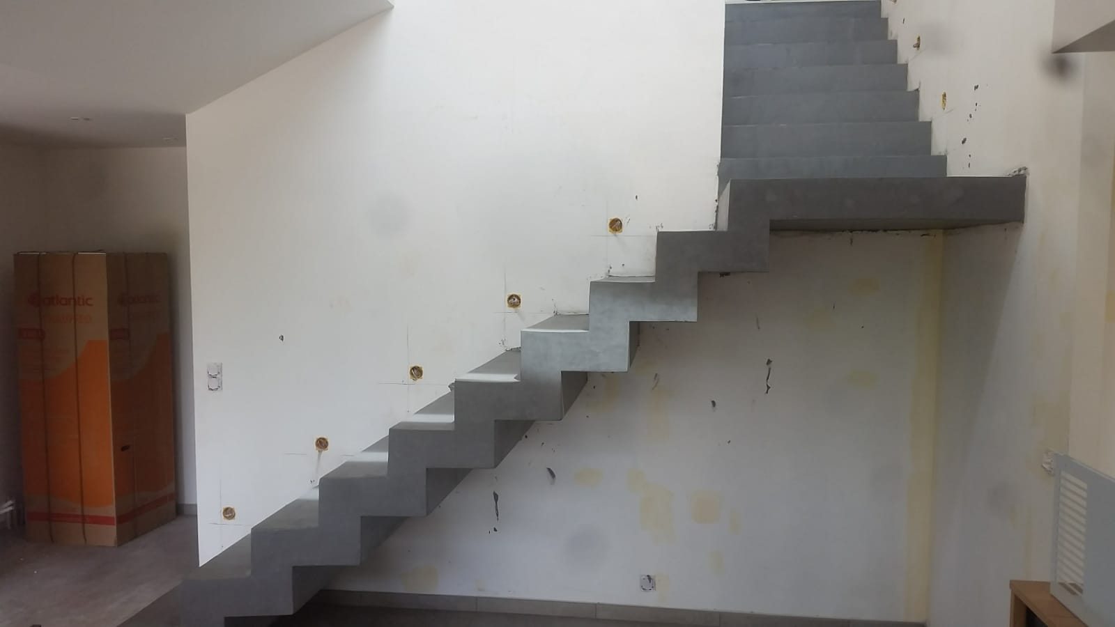 splendide escalier crémaillère avec palier intermédiaire en béton ciré couleur platinium à rodez en midi pyrénées pour un particulier