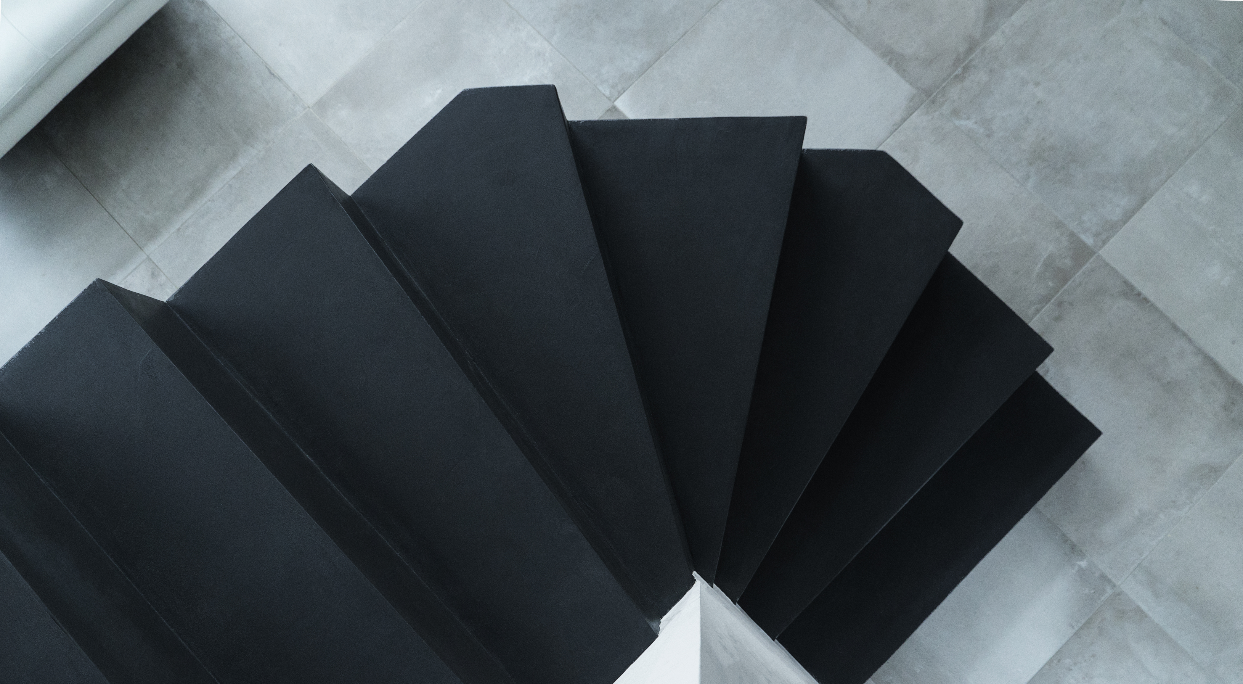 superbe escalier crémaillère contemporain en béton ciré vernis soyeux couleur platinium à carignan de bordeaux pour un particulier