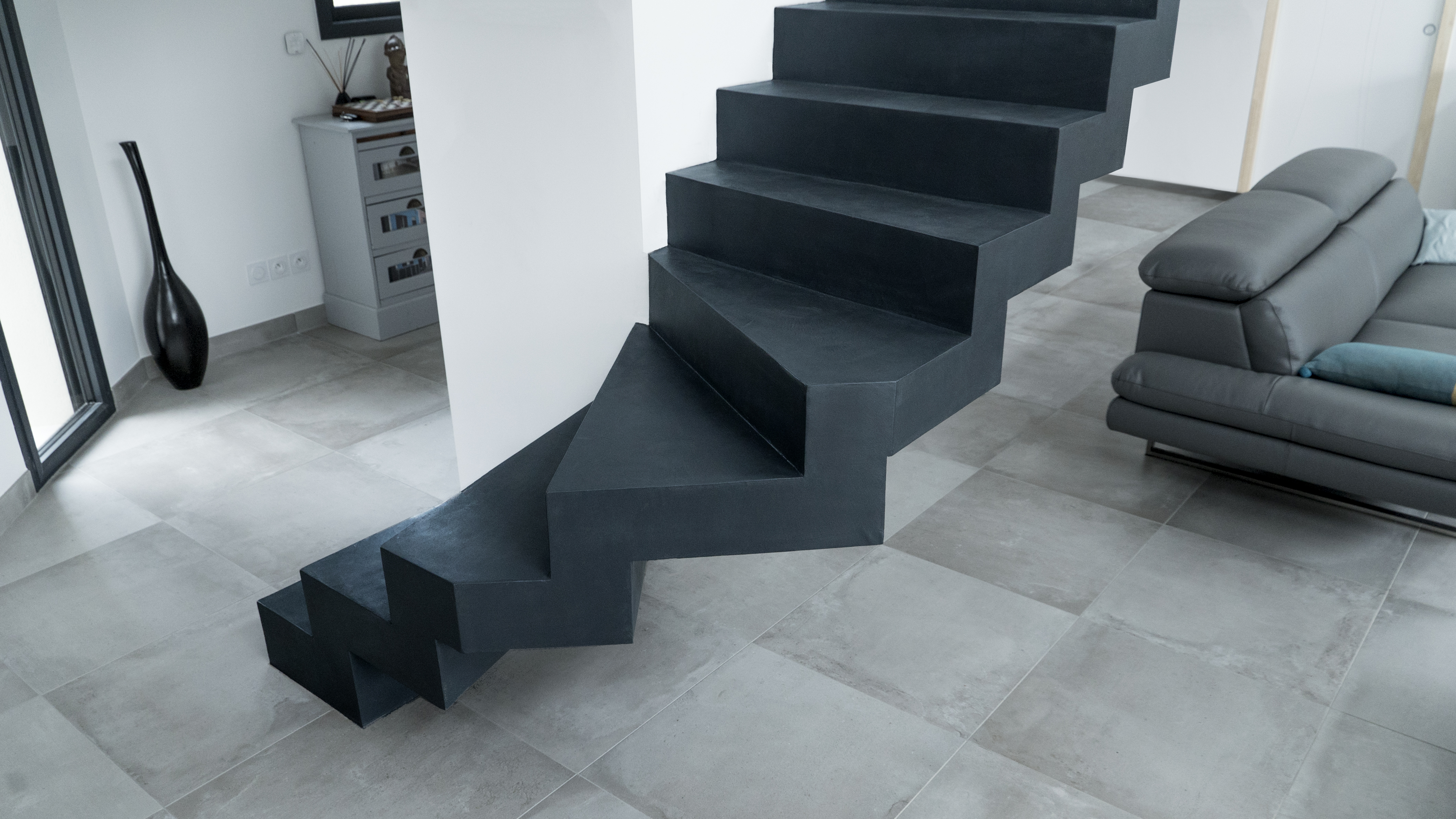 superbe escalier crémaillère contemporain en béton ciré vernis soyeux couleur platinium à carignan de bordeaux pour un particulier