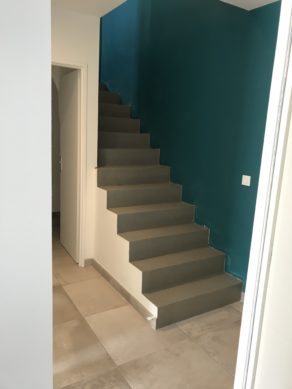 superbe marches d'un escalier à paillasse en béton ciré couleur gris éléphant à Lanton  pour un particulier