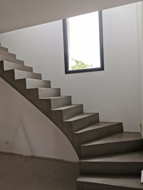 audacieux  escalier à paillasse un quart tournant en béton ciré vernis mat couleur persan À pessac près de bordeaux pour un constructeur