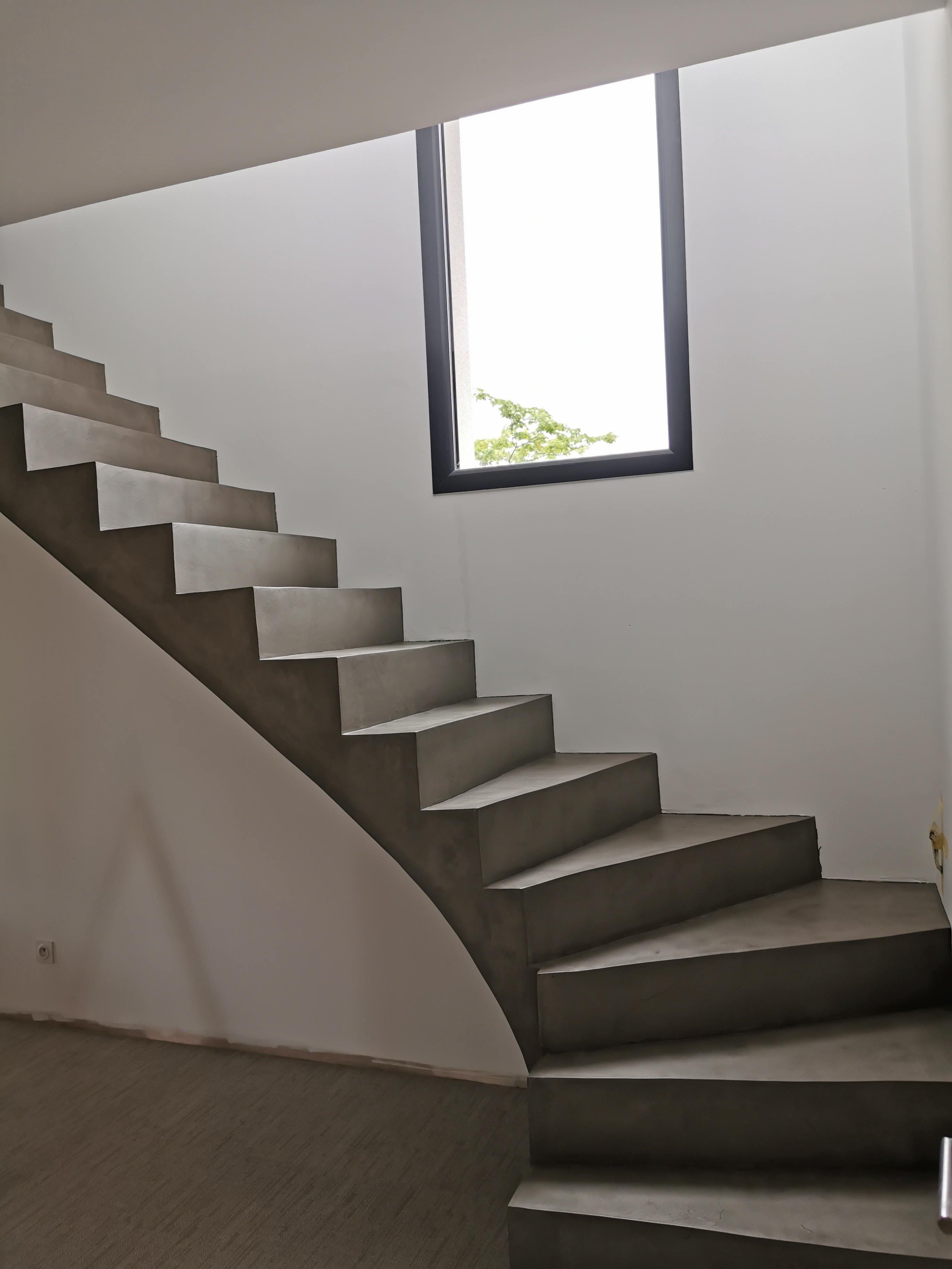 audacieux escalier à paillasse un quart tournant en béton ciré vernis mat couleur persan À pessac près de bordeaux pour un constructeur