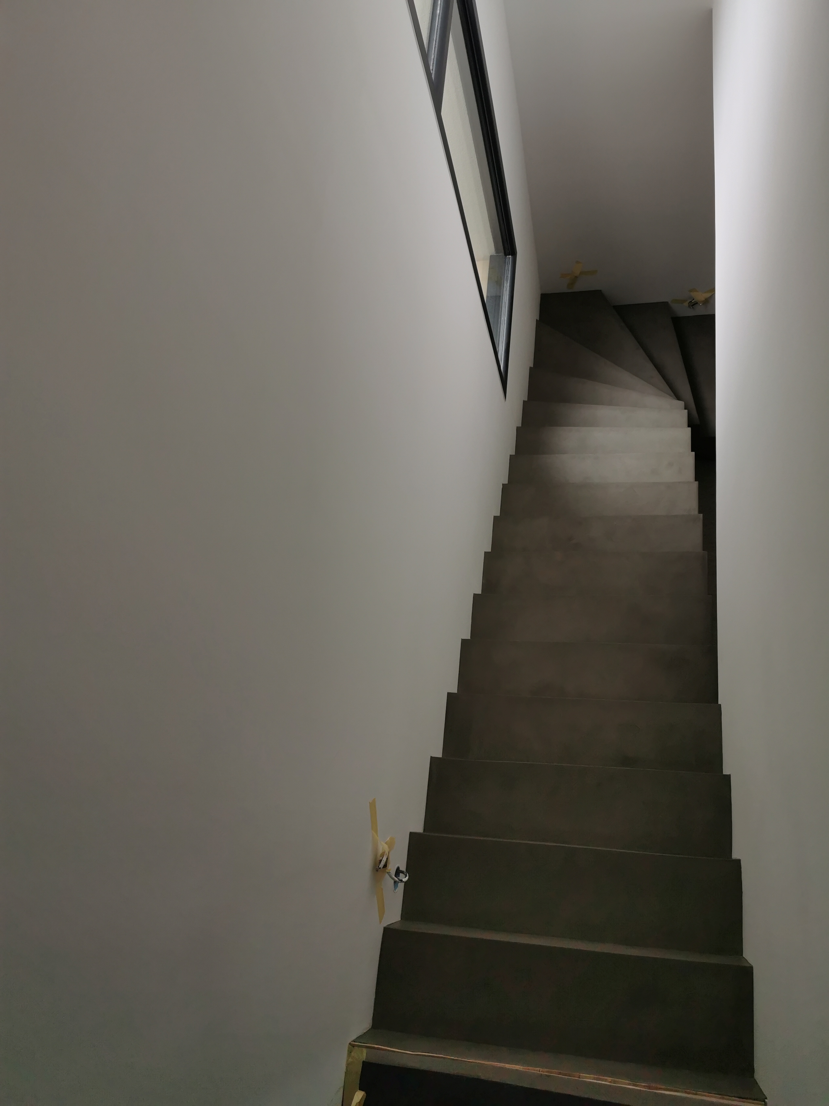 audacieux escalier à paillasse un quart tournant en béton ciré vernis mat couleur persan À pessac près de bordeaux pour un constructeur