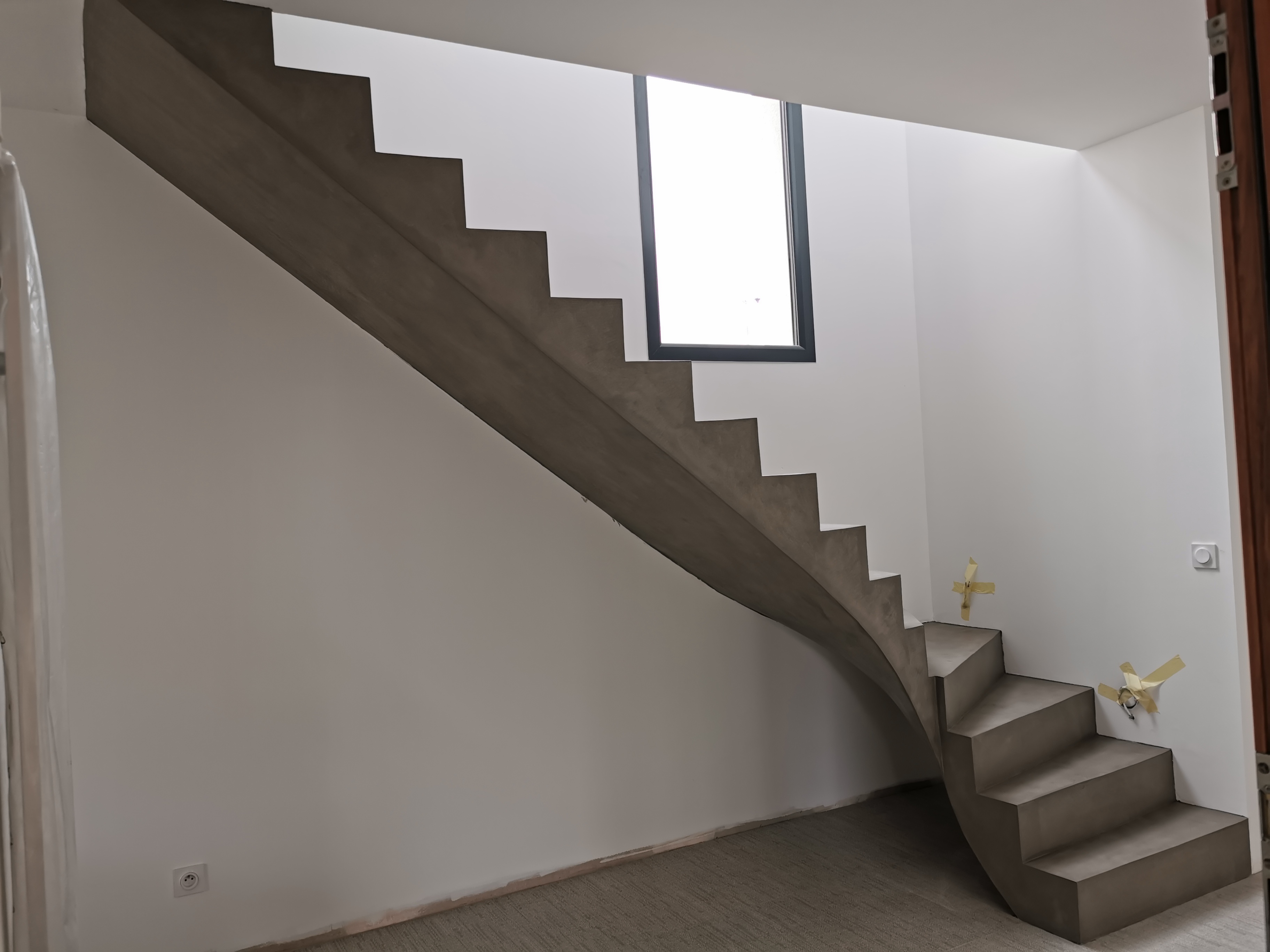 audacieux escalier à paillasse un quart tournant en béton ciré vernis mat couleur persan À pessac près de bordeaux pour un constructeur