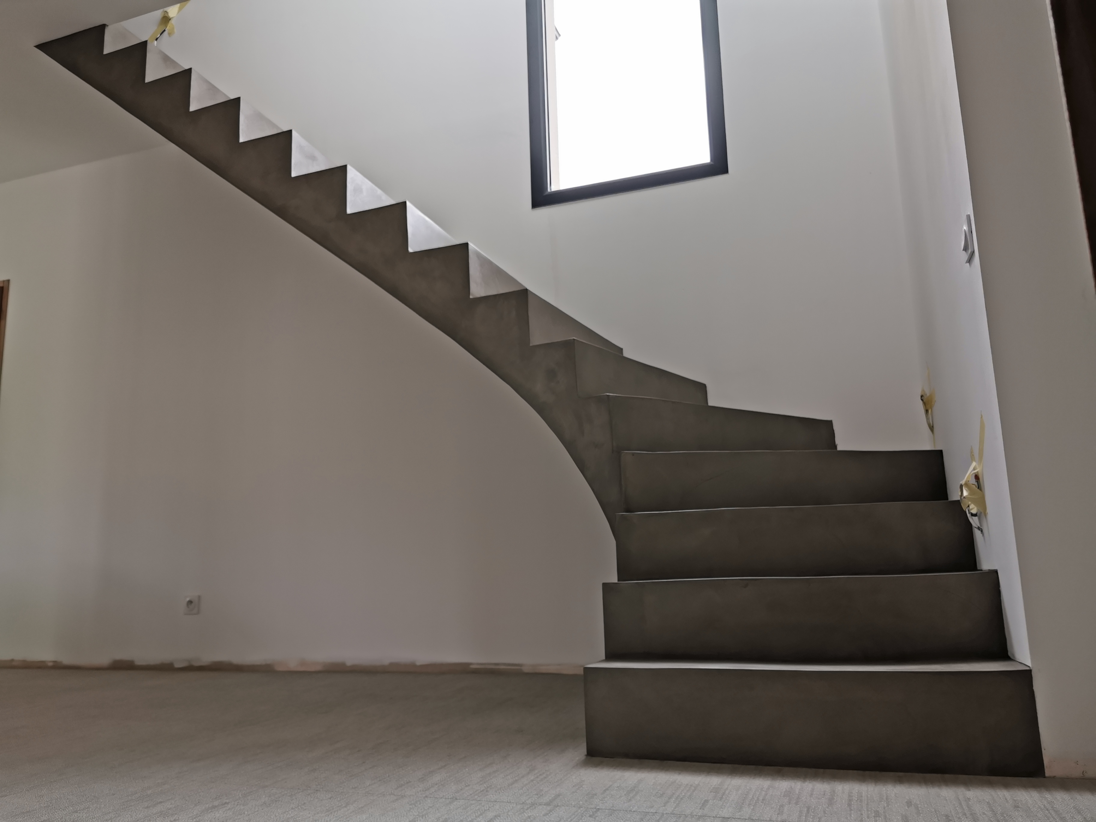 audacieux escalier à paillasse un quart tournant en béton ciré vernis mat couleur persan À pessac près de bordeaux pour un constructeur