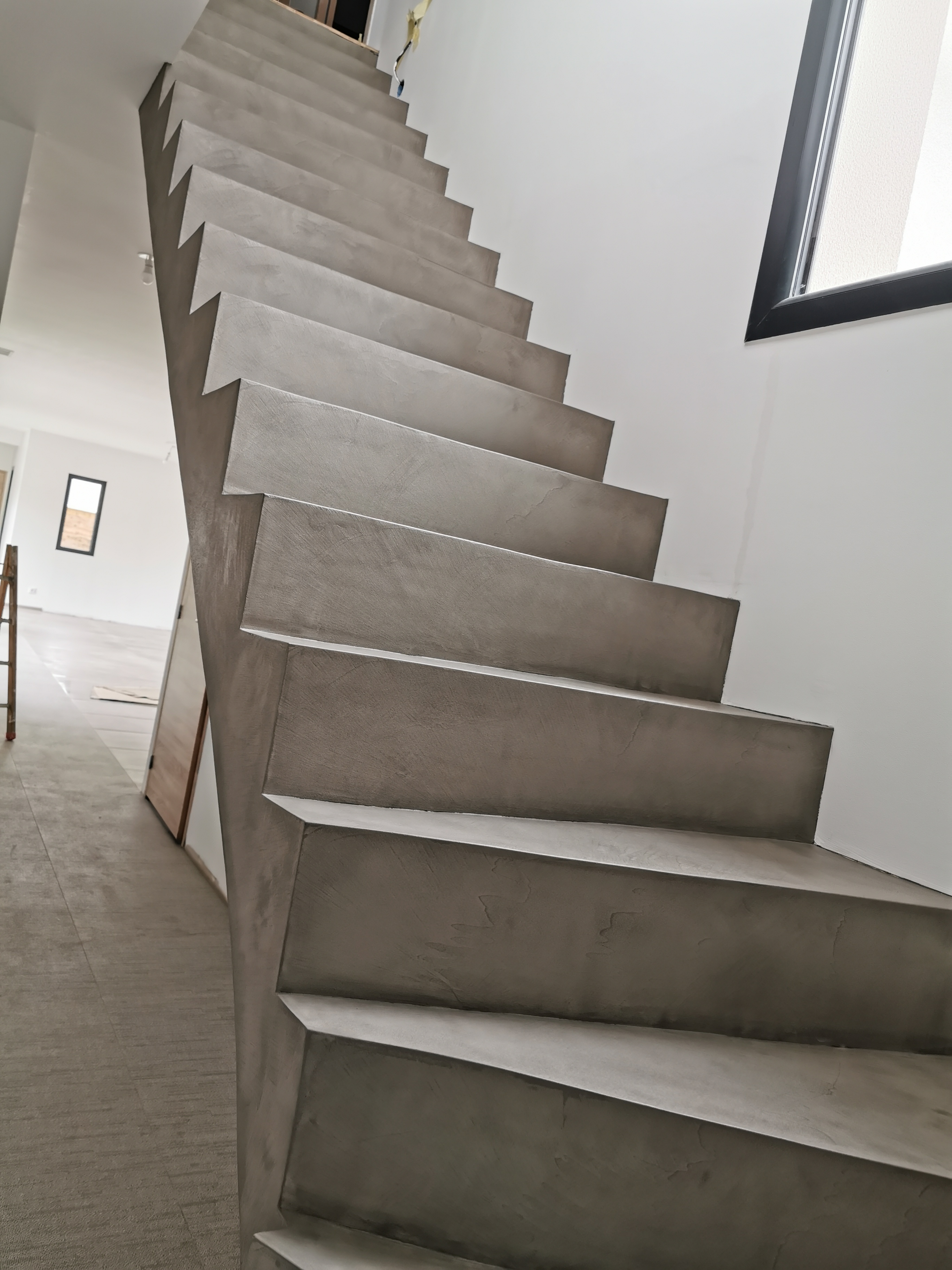 audacieux escalier à paillasse un quart tournant en béton ciré vernis mat couleur persan À pessac près de bordeaux pour un constructeur