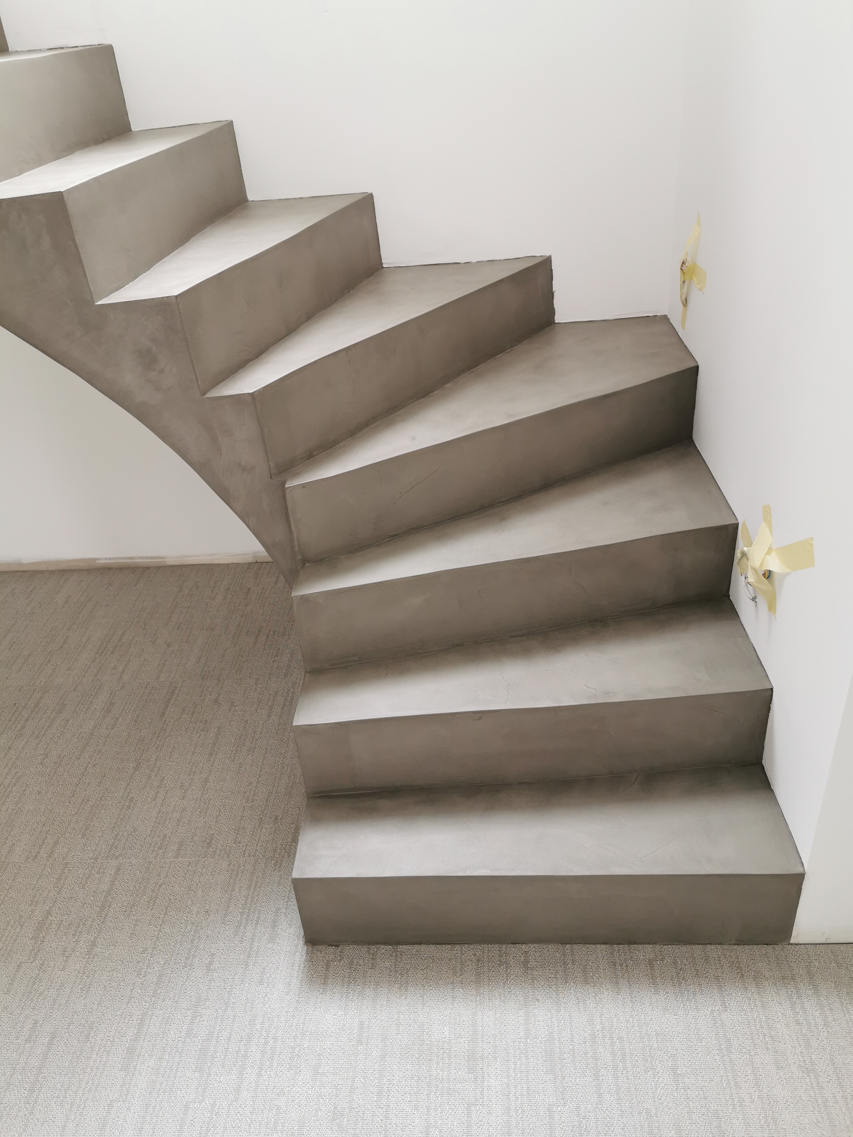 audacieux escalier à paillasse un quart tournant en béton ciré vernis mat couleur persan À pessac près de bordeaux pour un constructeur