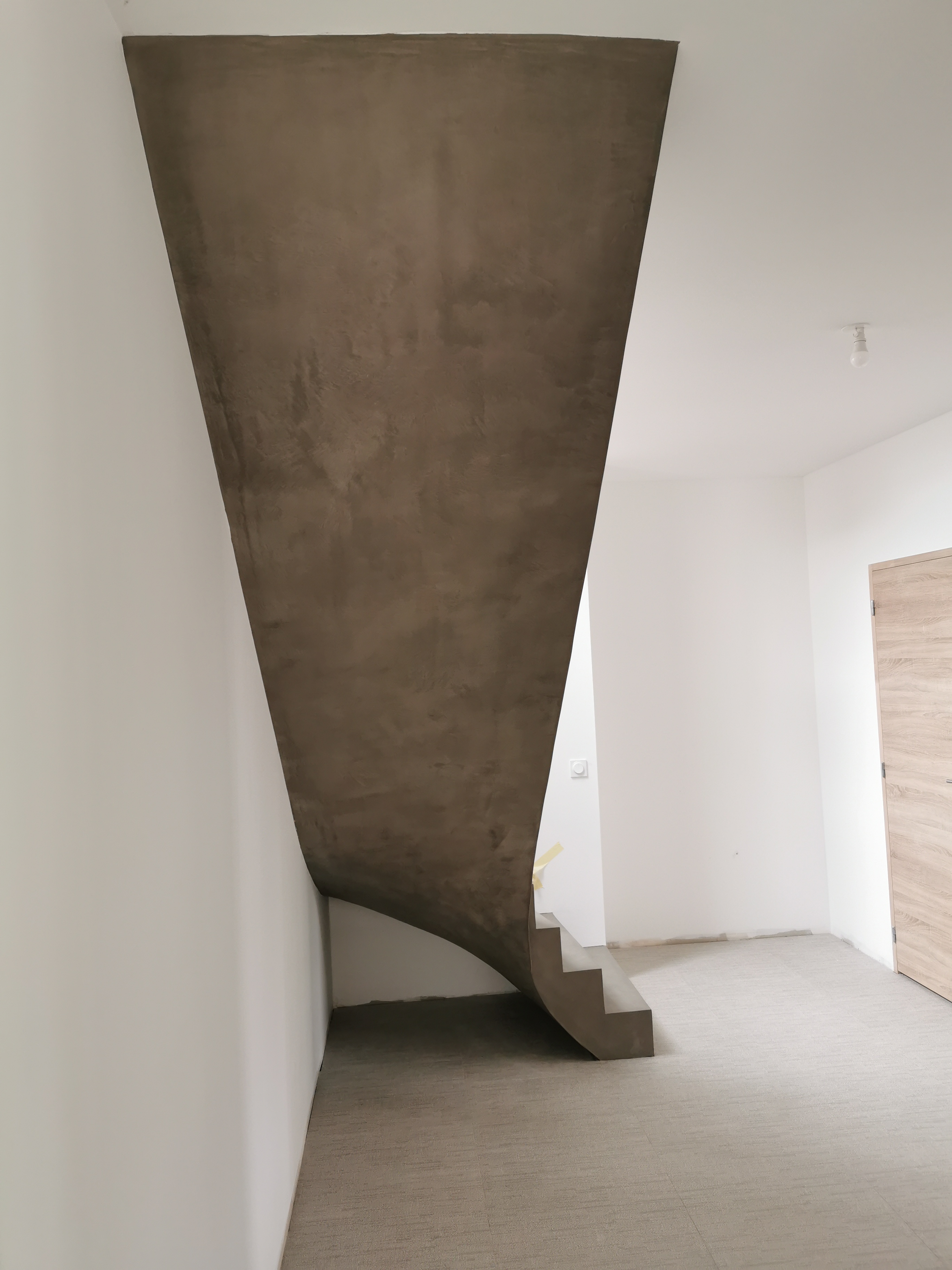 audacieux escalier à paillasse un quart tournant en béton ciré vernis mat couleur persan À pessac près de bordeaux pour un constructeur