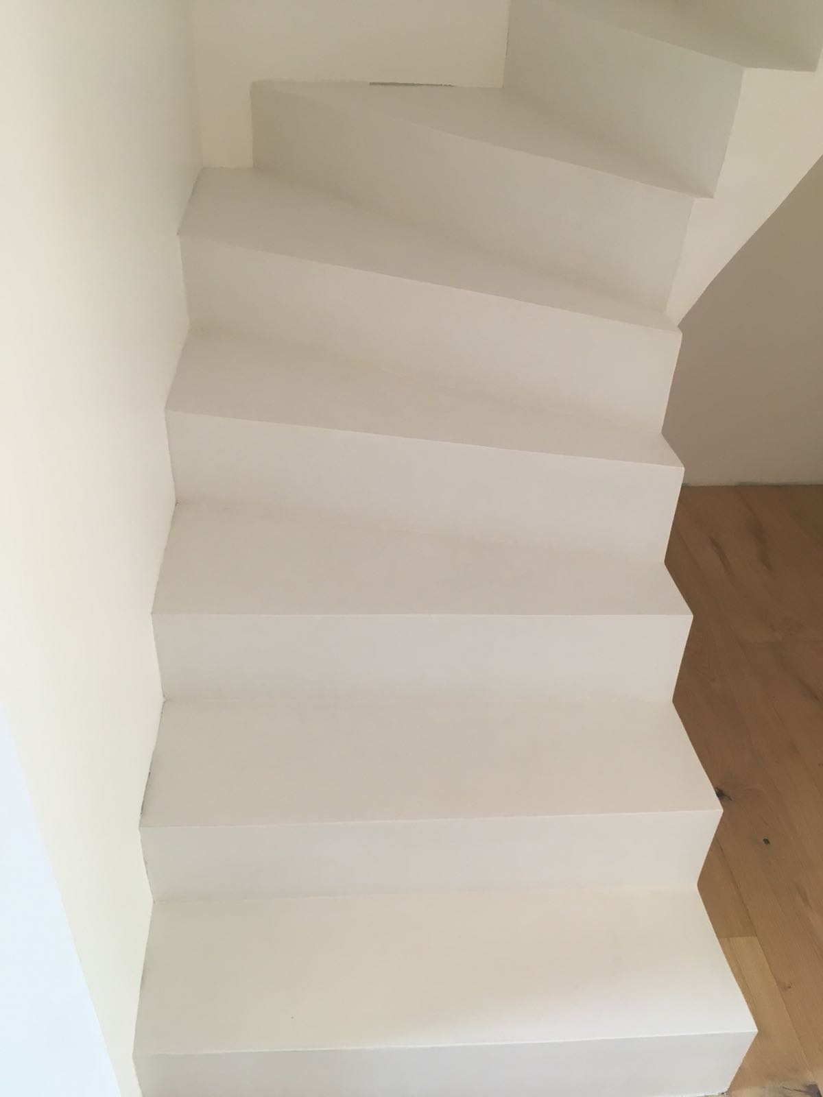 bel escalier à paillasse un quart balancé en béton ciré couleur everest pour un particulier