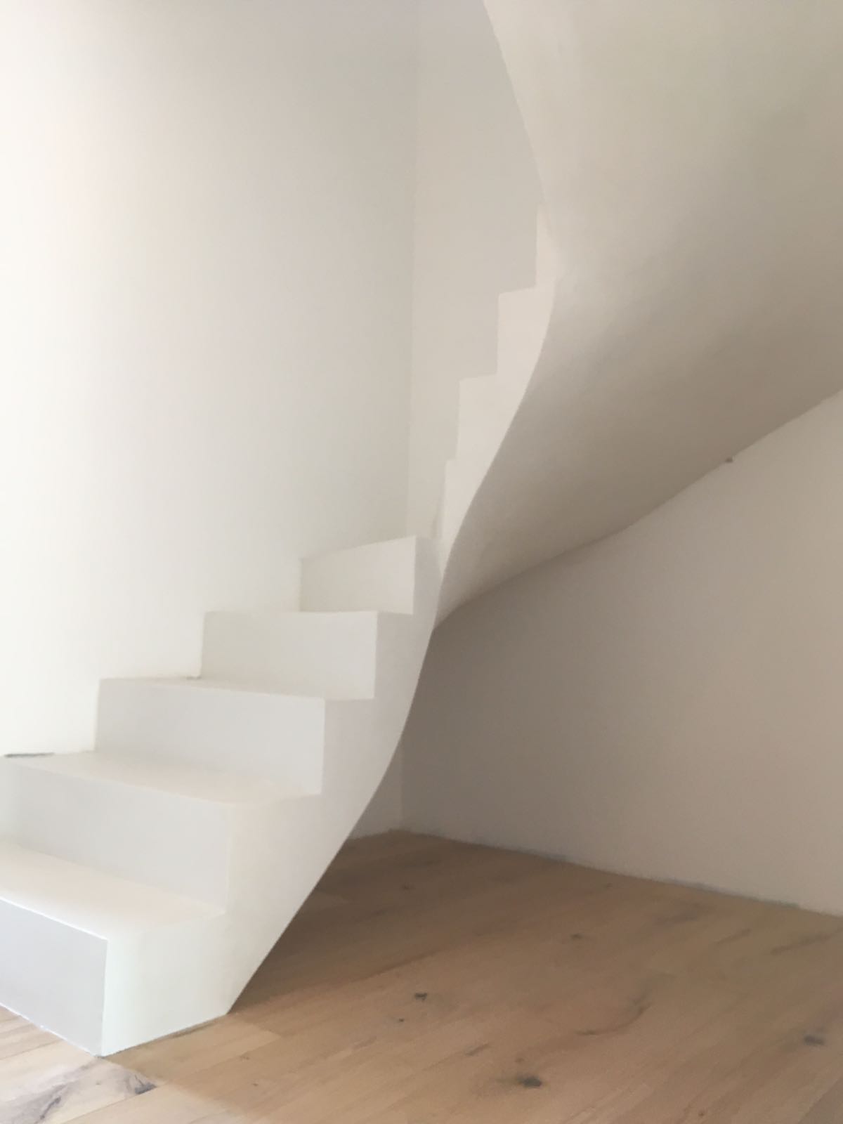 bel escalier à paillasse un quart balancé en béton ciré couleur everest pour un particulier