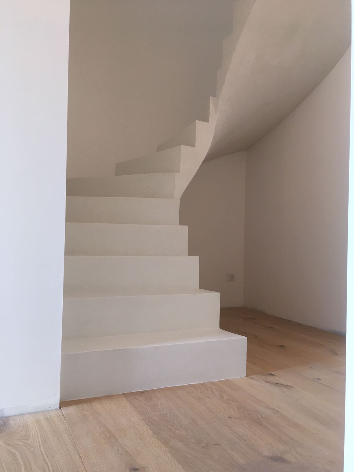 bel escalier à paillasse un quart balancé en béton ciré couleur everest pour un particulier