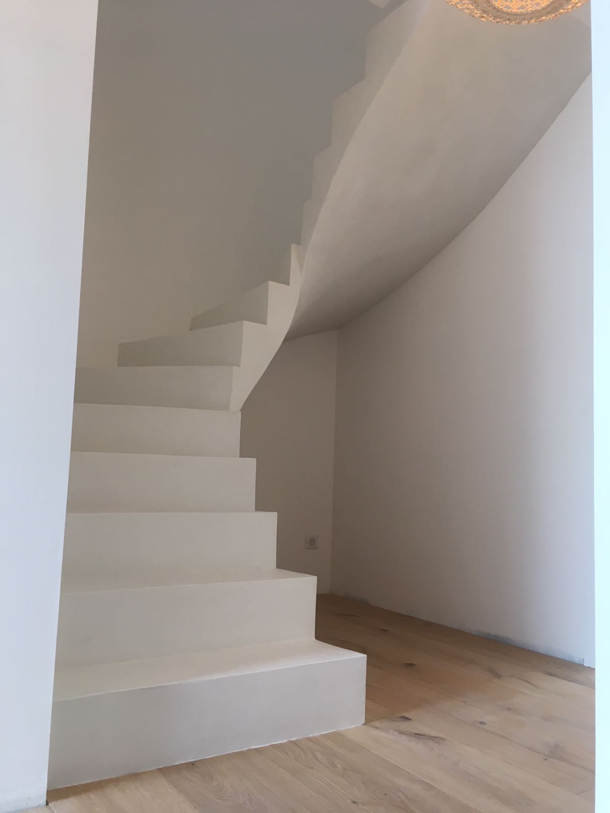 bel escalier à paillasse un quart balancé en béton ciré couleur everest pour un particulier
