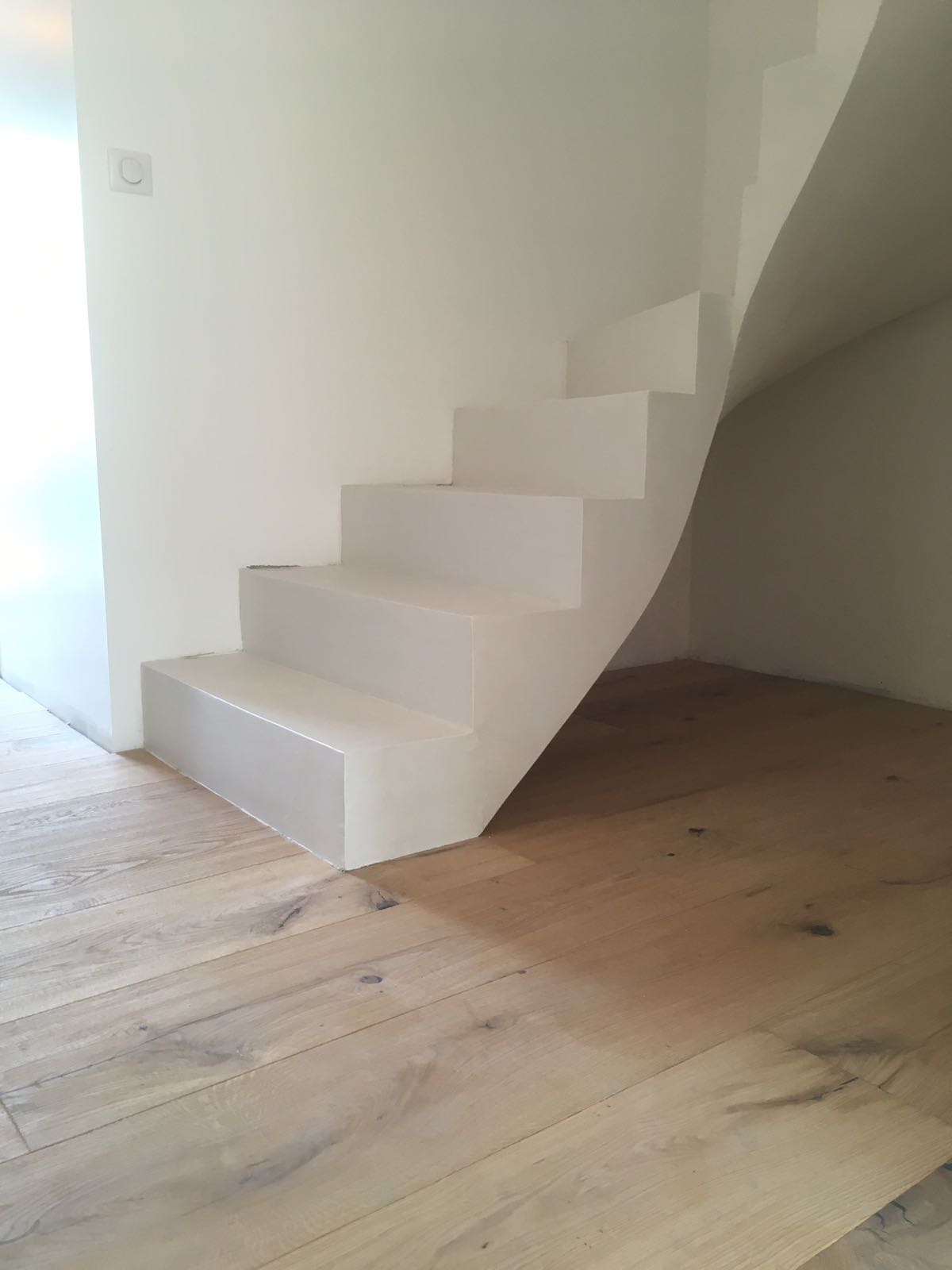 bel escalier à paillasse un quart balancé en béton ciré couleur everest pour un particulier