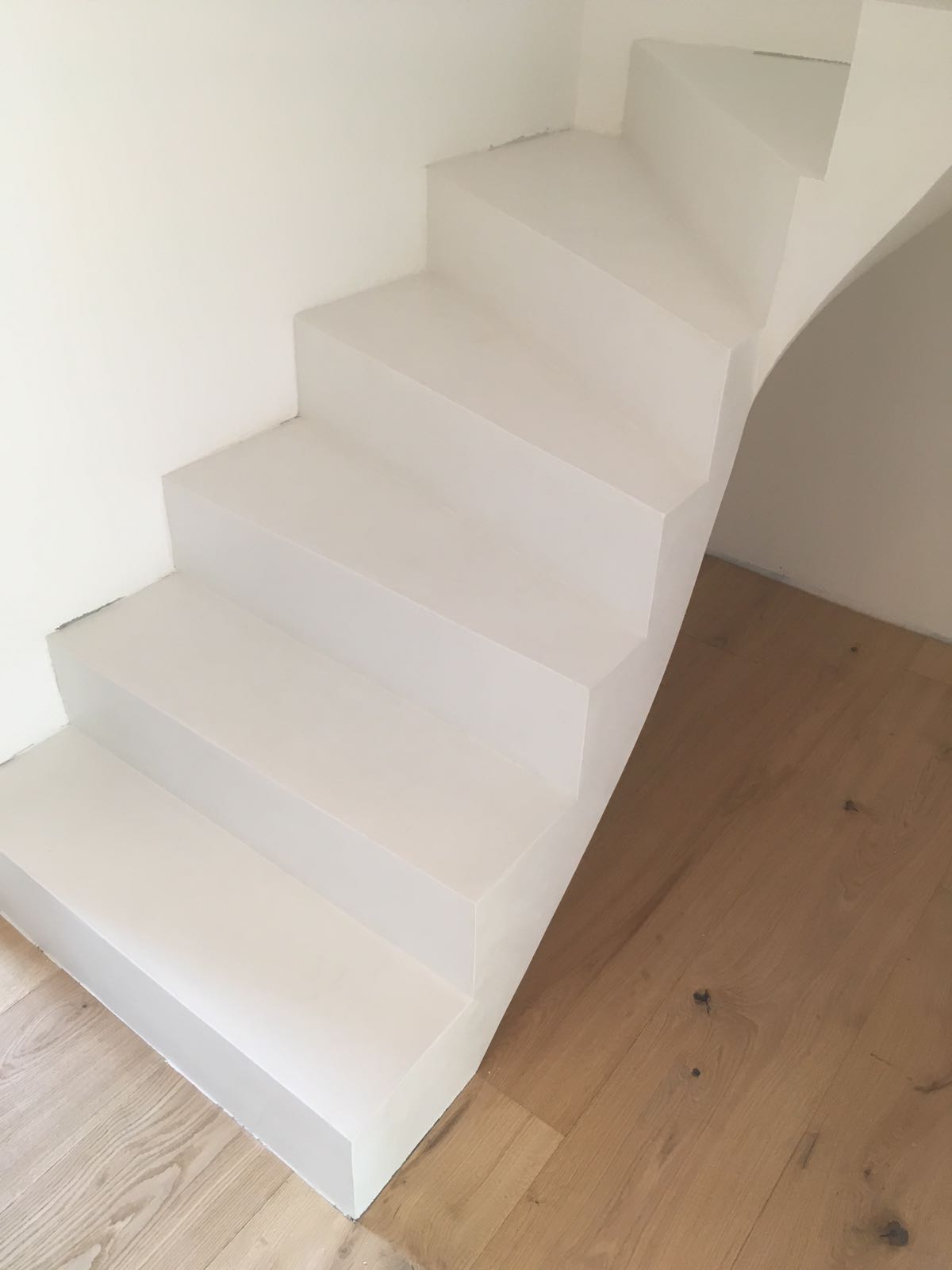 bel escalier à paillasse un quart balancé en béton ciré couleur everest pour un particulier