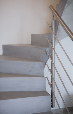 belle volée balancée d'un escalier à paillasse en béton ciré vernis mat  à toulon pour un particulier