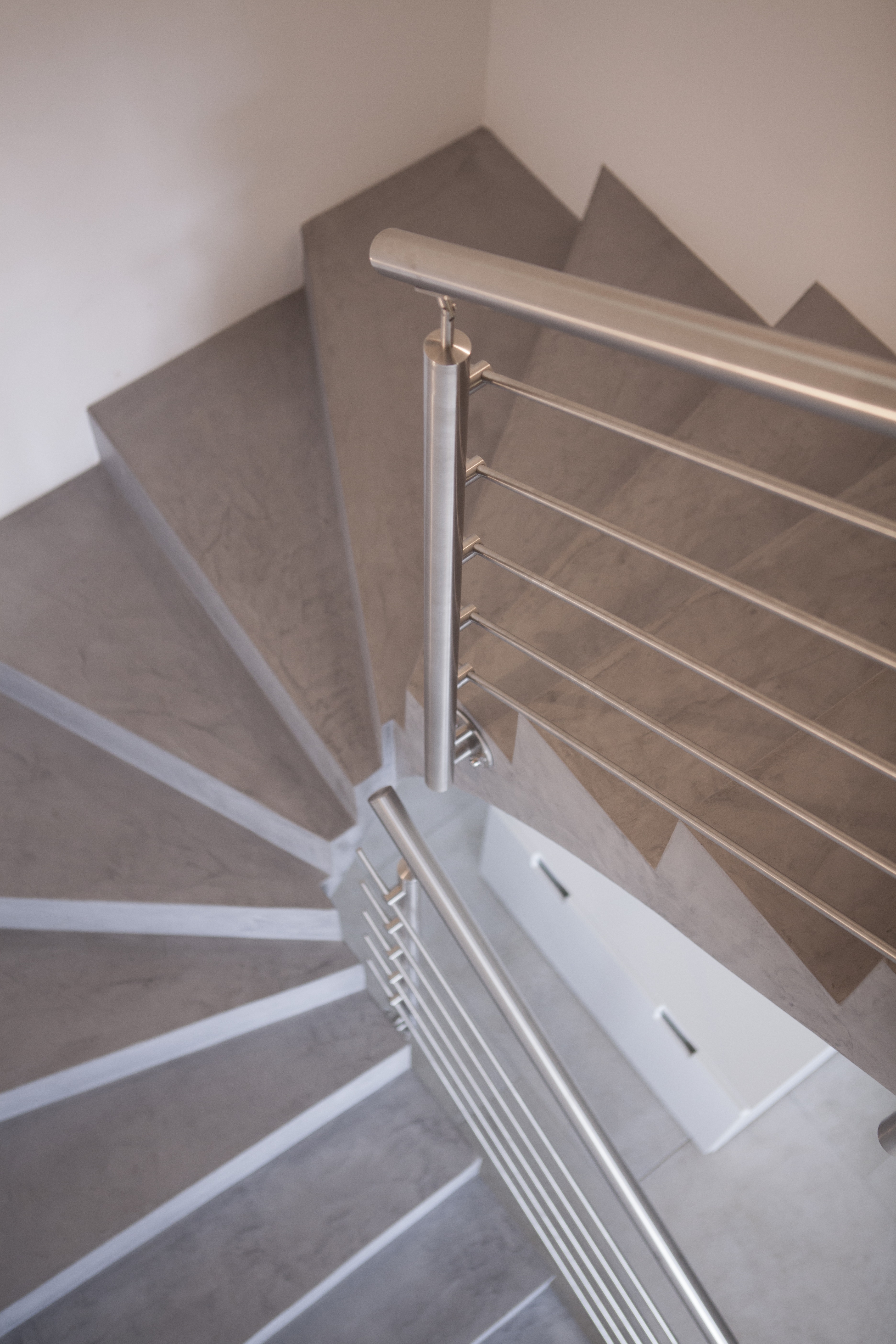 belle volée balancée d'un escalier à paillasse en béton ciré vernis mat à toulon pour un particulier