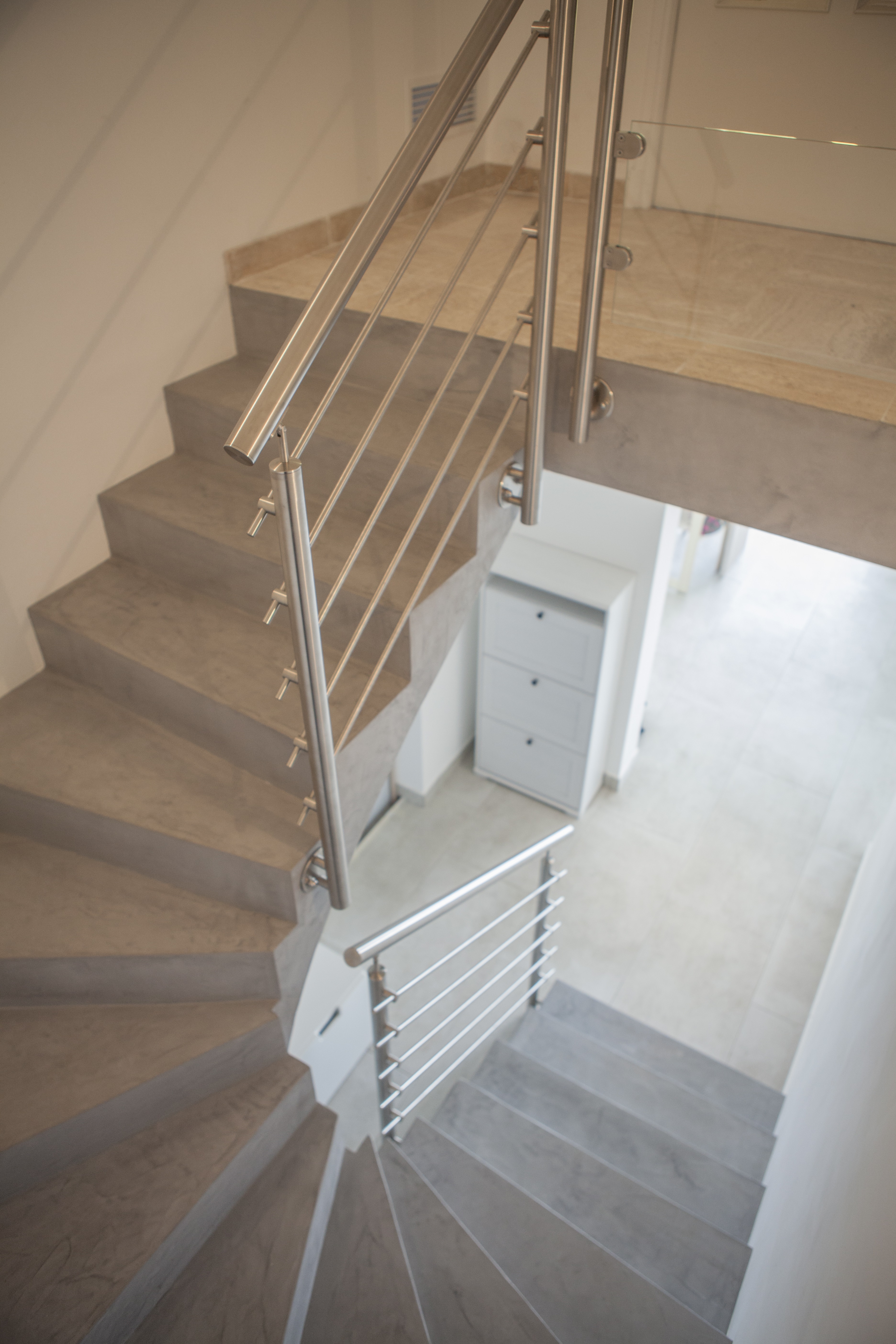 belle volée balancée d'un escalier à paillasse en béton ciré vernis mat à toulon pour un particulier