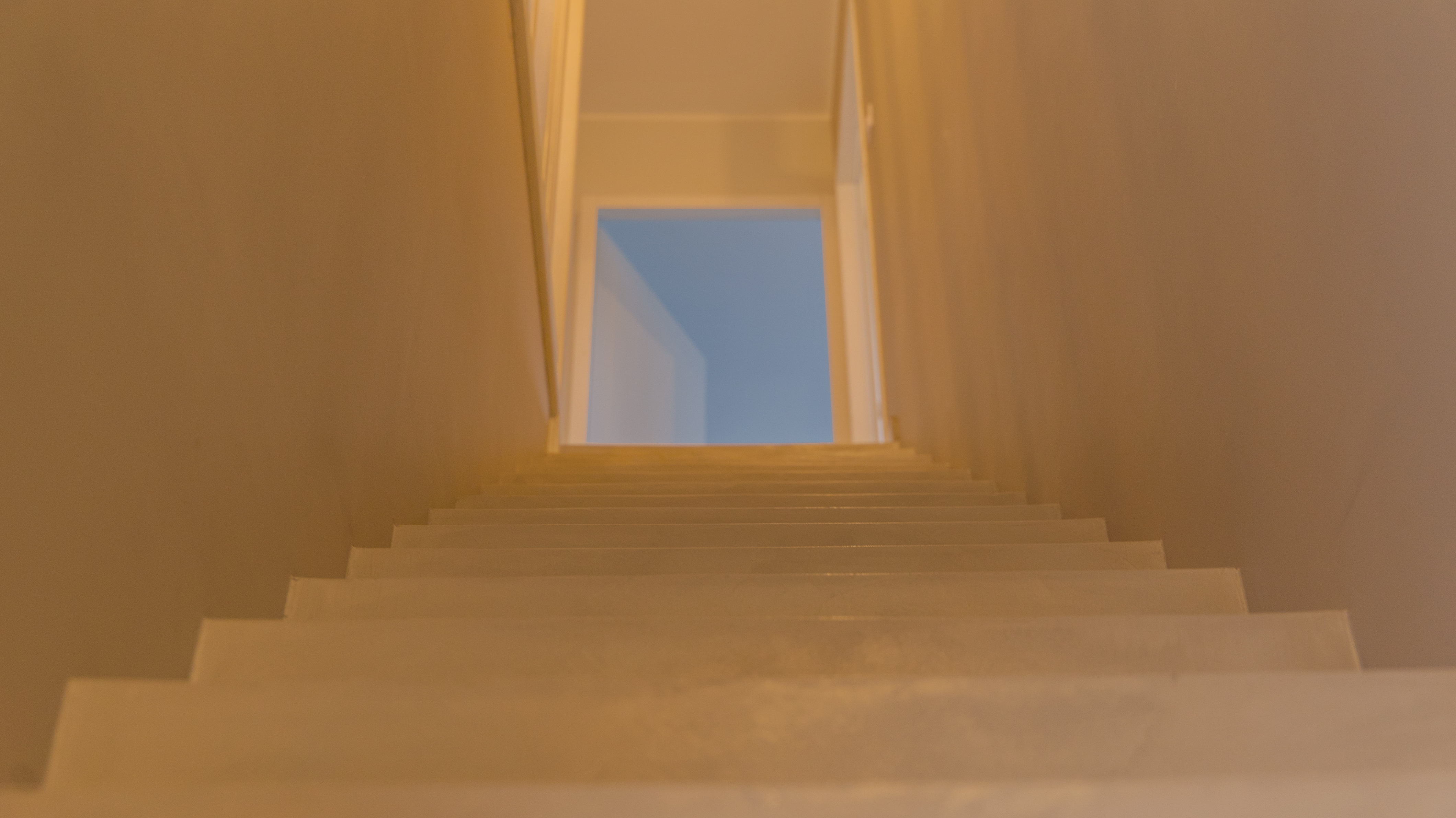 décoration marches d'un escalier à paillasse en béton ciré vernis mat couleur corde à bordeaux pour un particulier