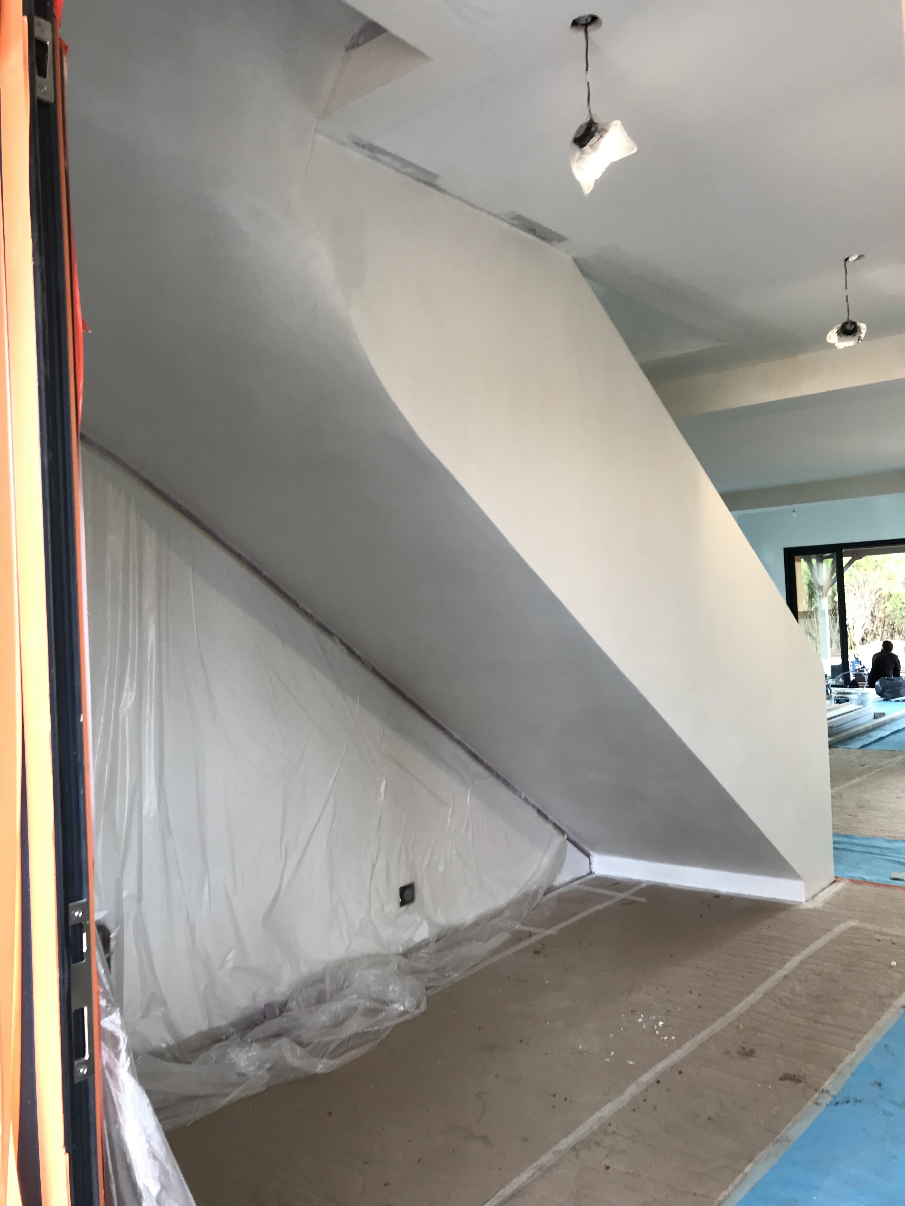 elégant escalier à paillasse avec garde corps extérieur en béton ciré couleur everest au cap-ferret(33) pour un constructeur