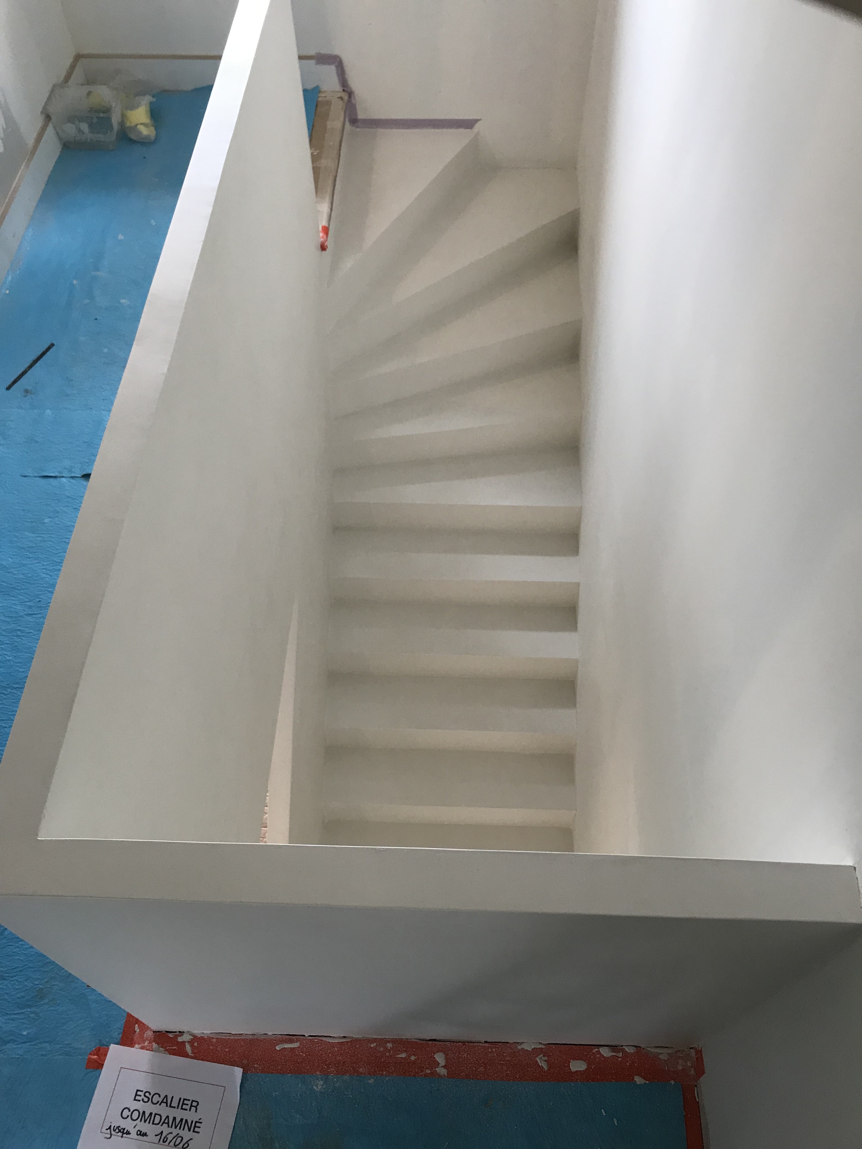 elégant escalier à paillasse avec garde corps extérieur en béton ciré couleur everest au cap-ferret(33) pour un constructeur