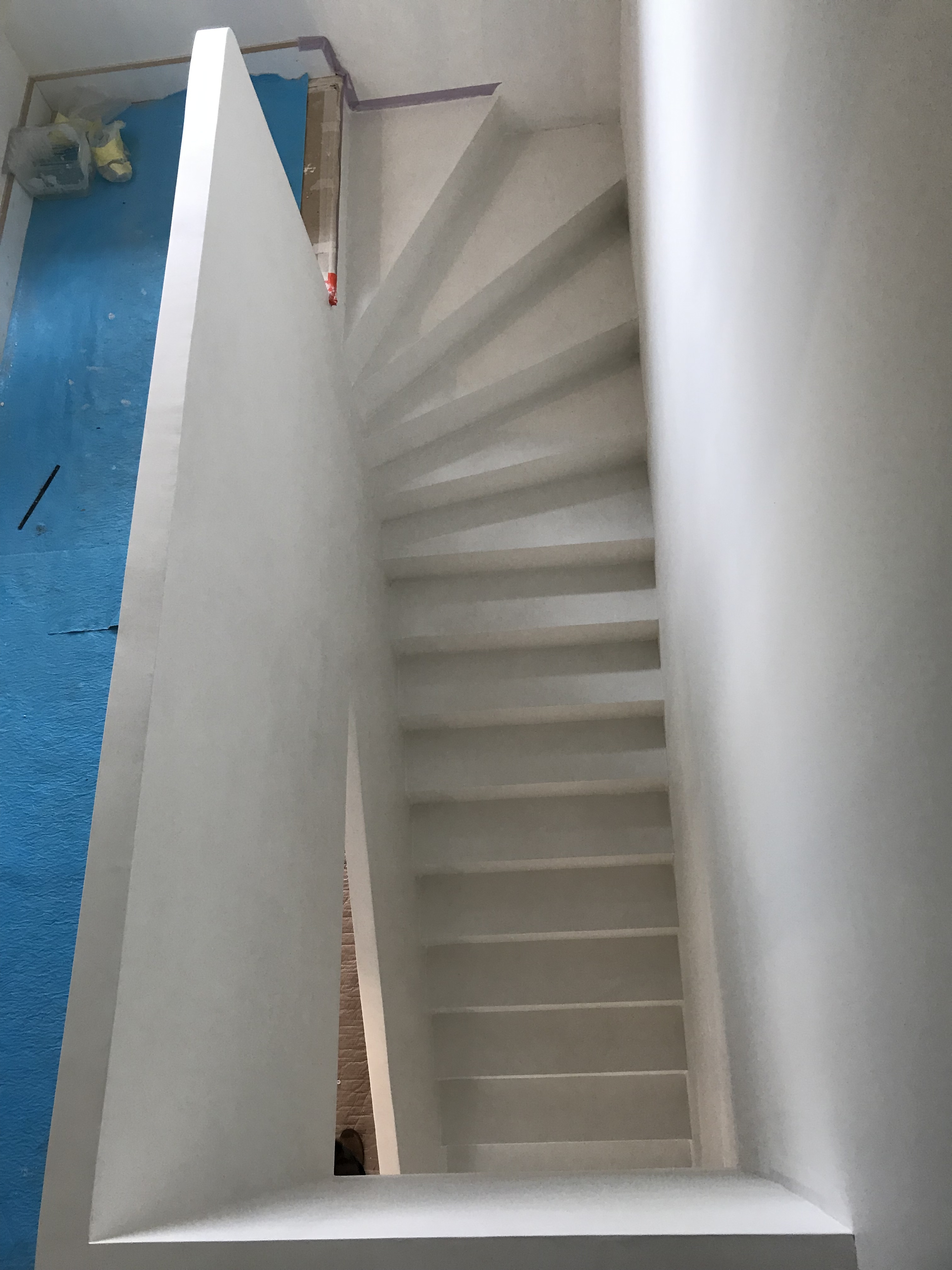 elégant escalier à paillasse avec garde corps extérieur en béton ciré couleur everest au cap-ferret(33) pour un constructeur