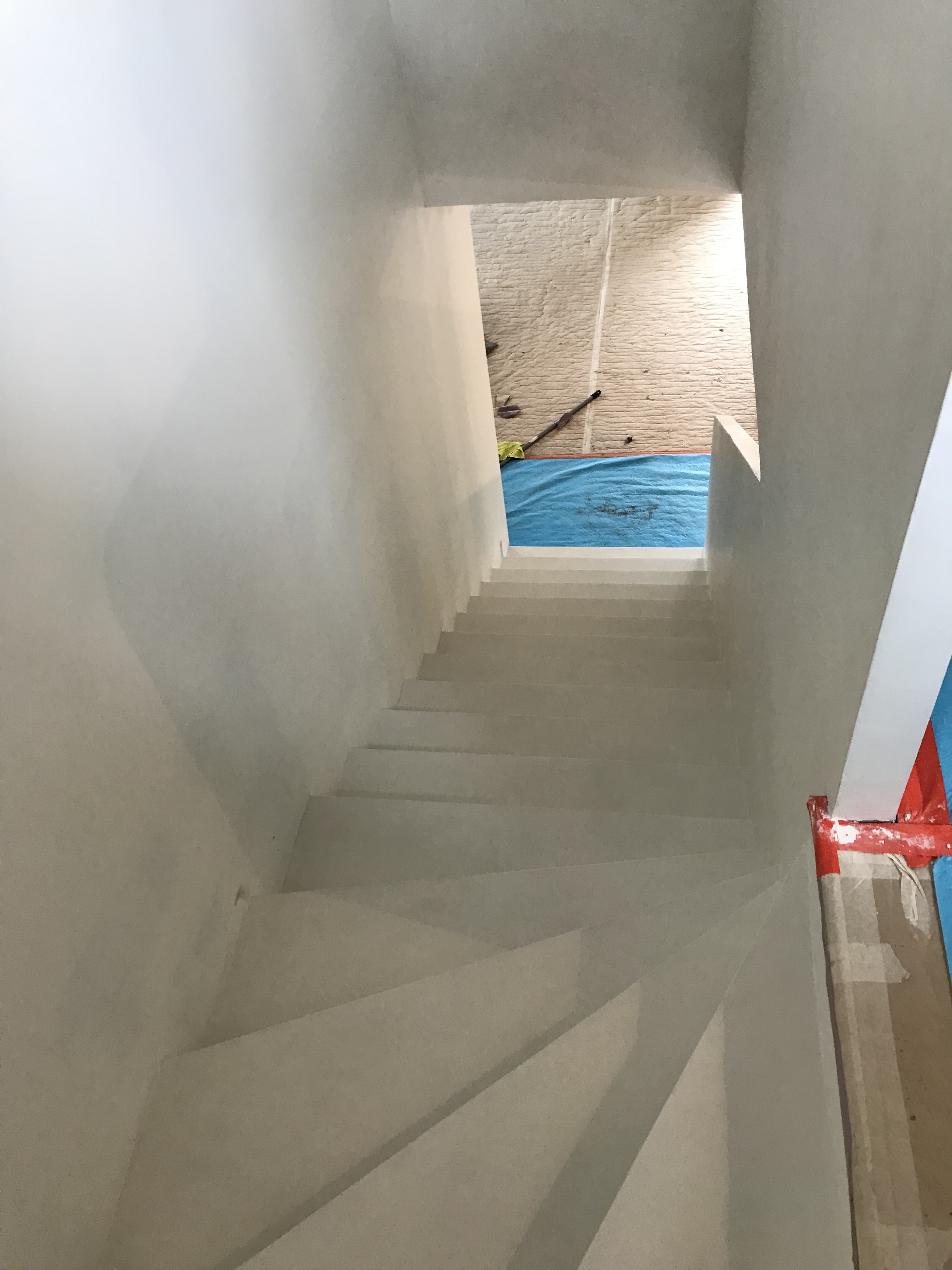elégant escalier à paillasse avec garde corps extérieur en béton ciré couleur everest au cap-ferret(33) pour un constructeur
