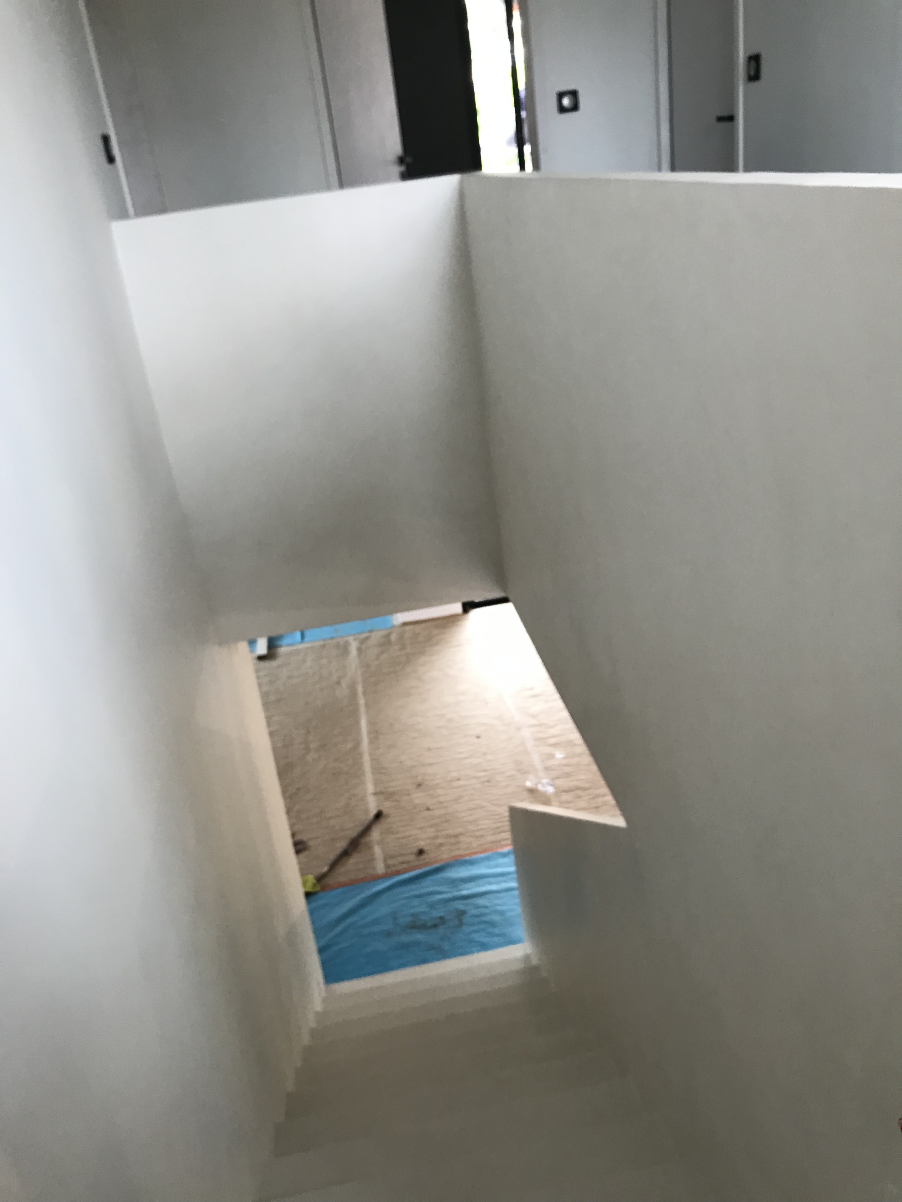 elégant escalier à paillasse avec garde corps extérieur en béton ciré couleur everest au cap-ferret(33) pour un constructeur